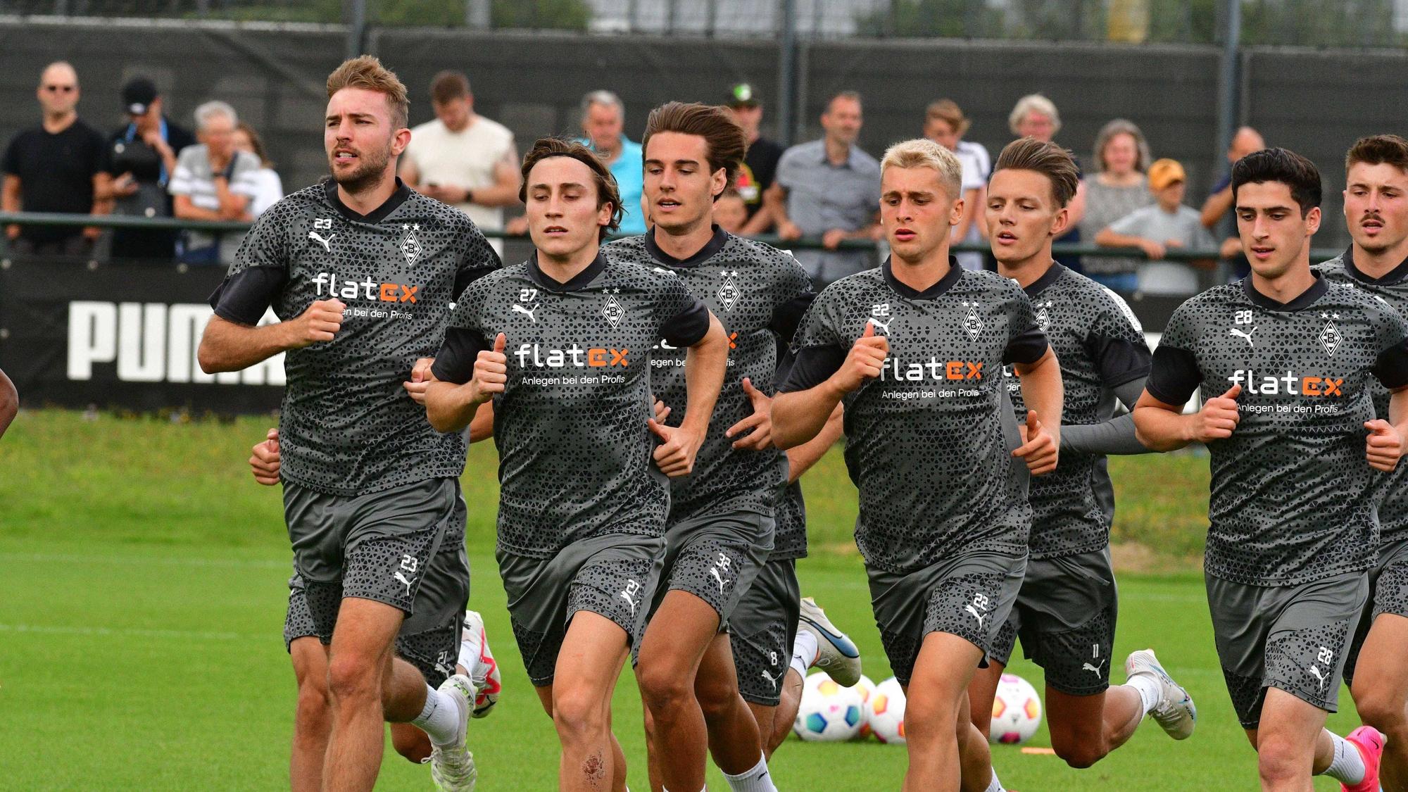 Christoph Kramer, Rocco Reitz, Florian Neuhaus und Oscar Fraulo absolvieren ein Training in der Sommervorbereitung.