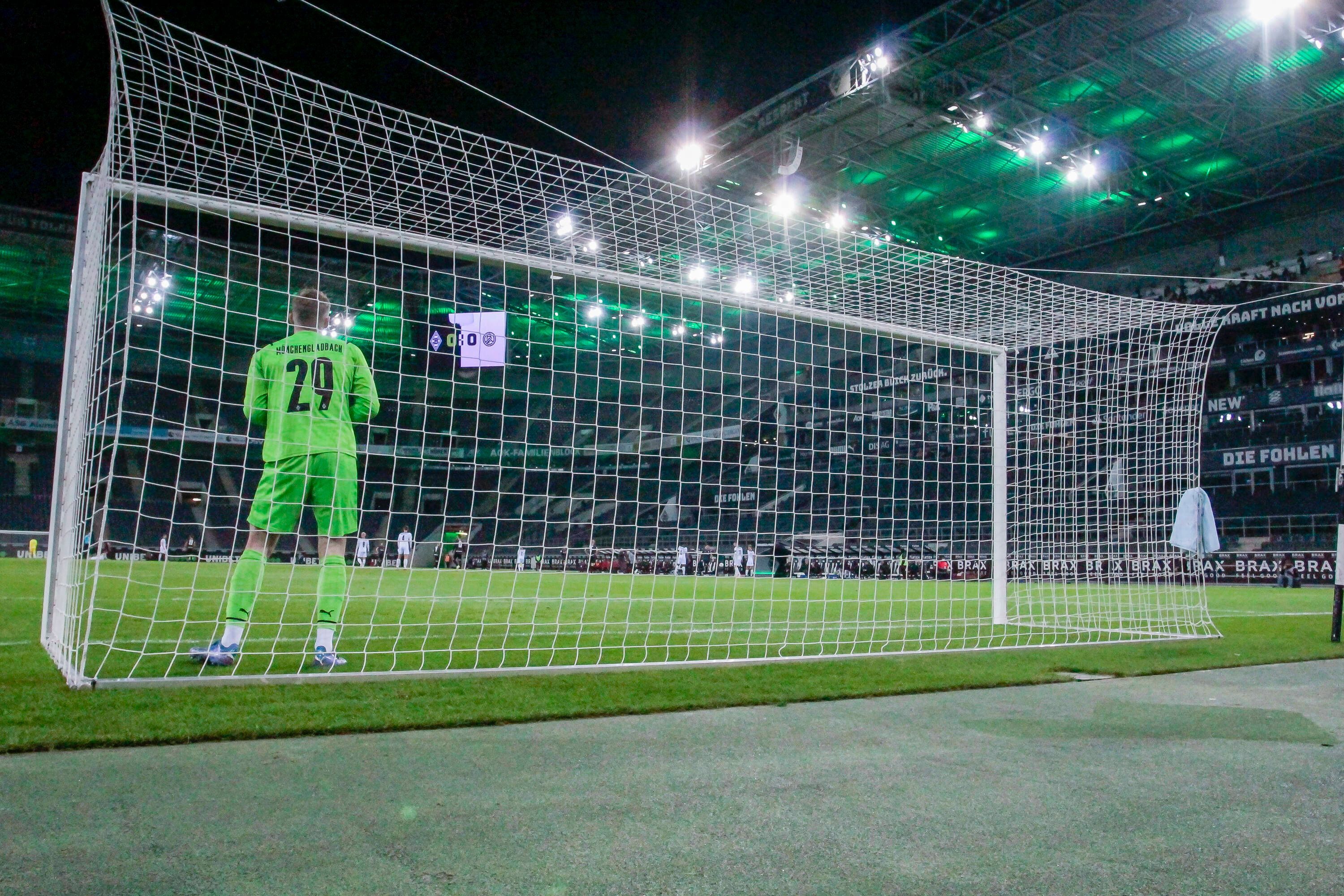 Jonas Kersken steht bei einem Spiel der Gladbach-U23 im Borussia-Park im Tor.