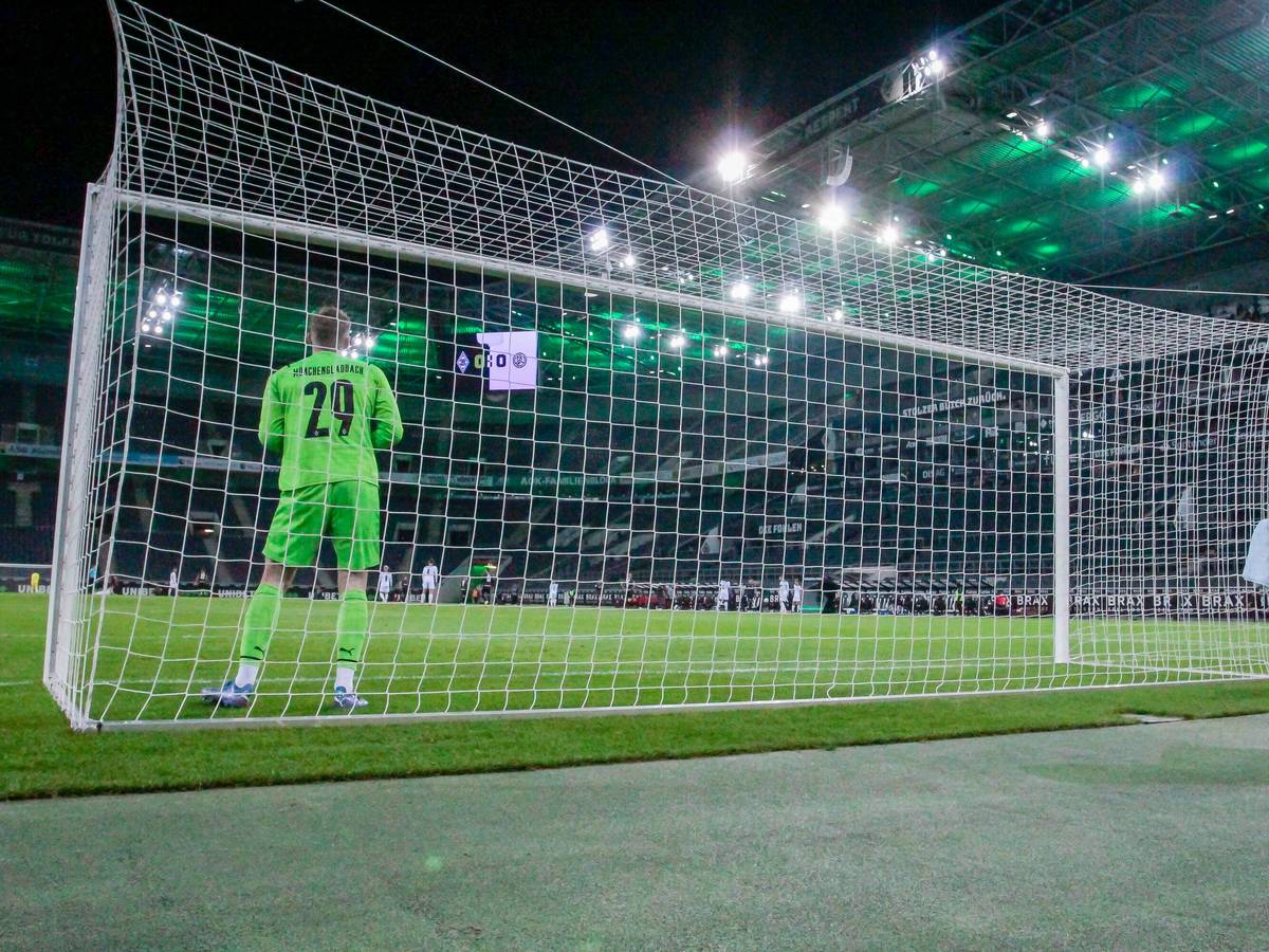 Jonas Kersken steht bei einem Spiel der Gladbach-U23 im Borussia-Park im Tor.