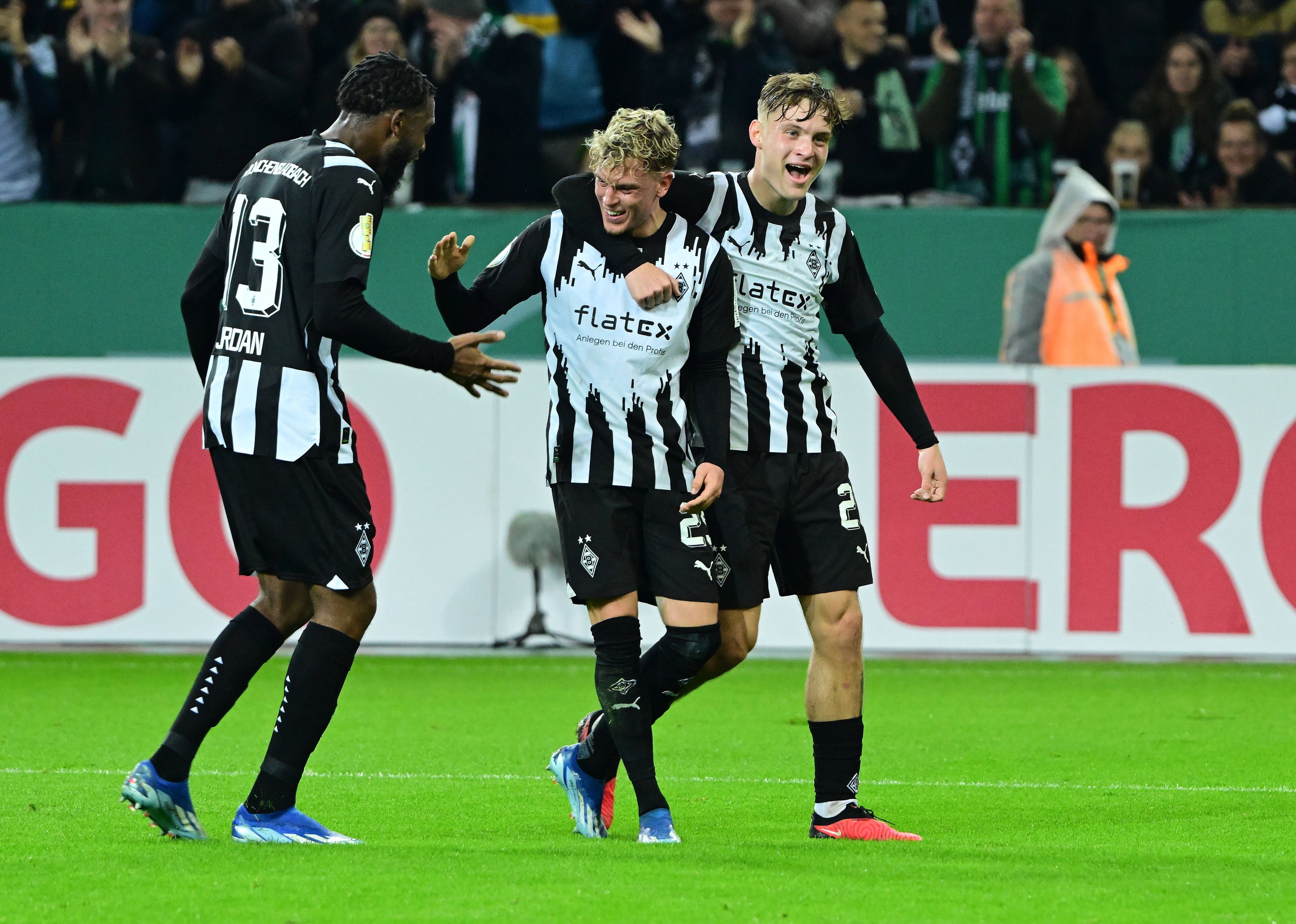 Spieler von Borussia Mönchengladbach bejubeln einen Treffer von Robin Hack.