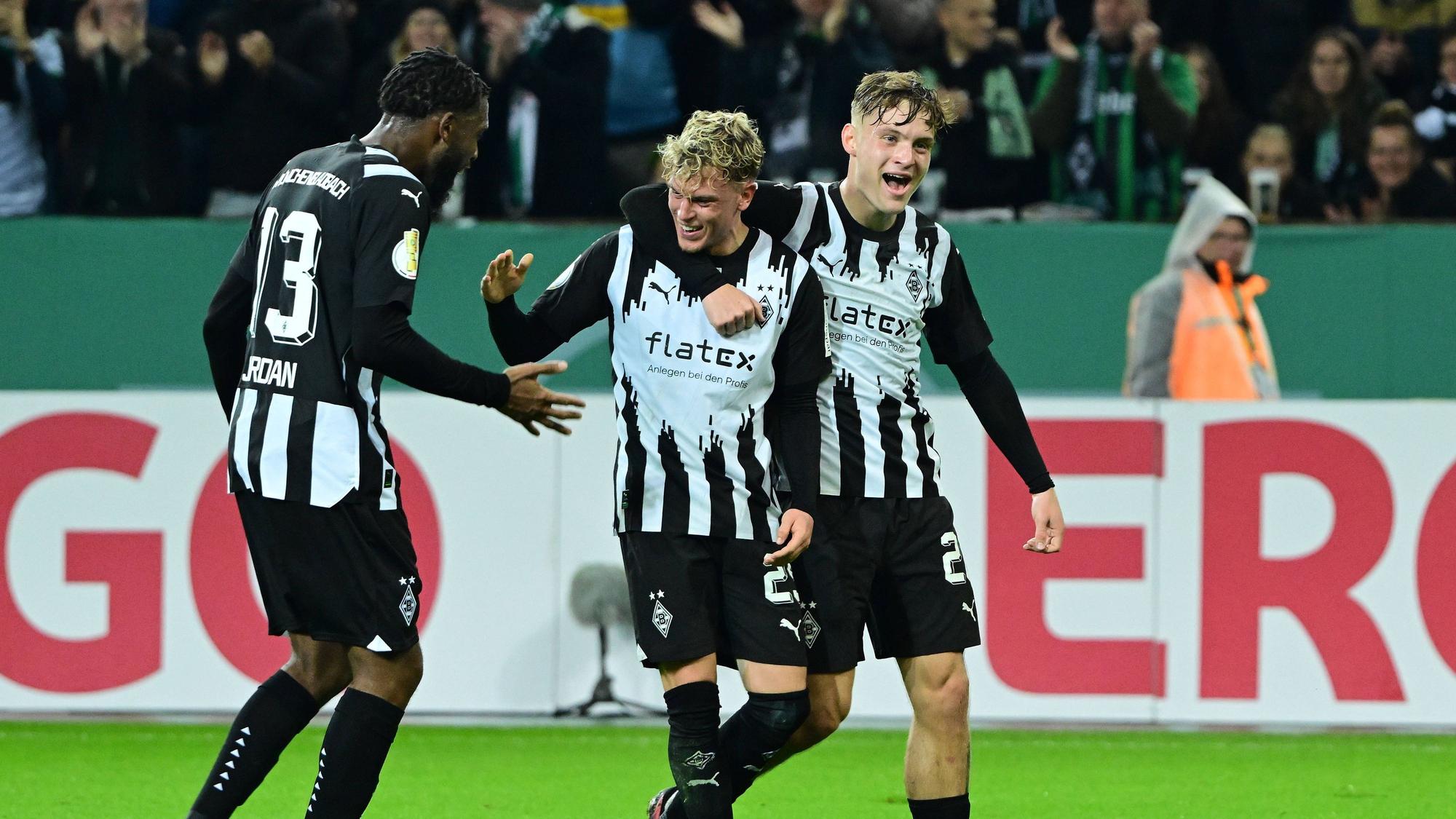 Spieler von Borussia Mönchengladbach bejubeln einen Treffer von Robin Hack.