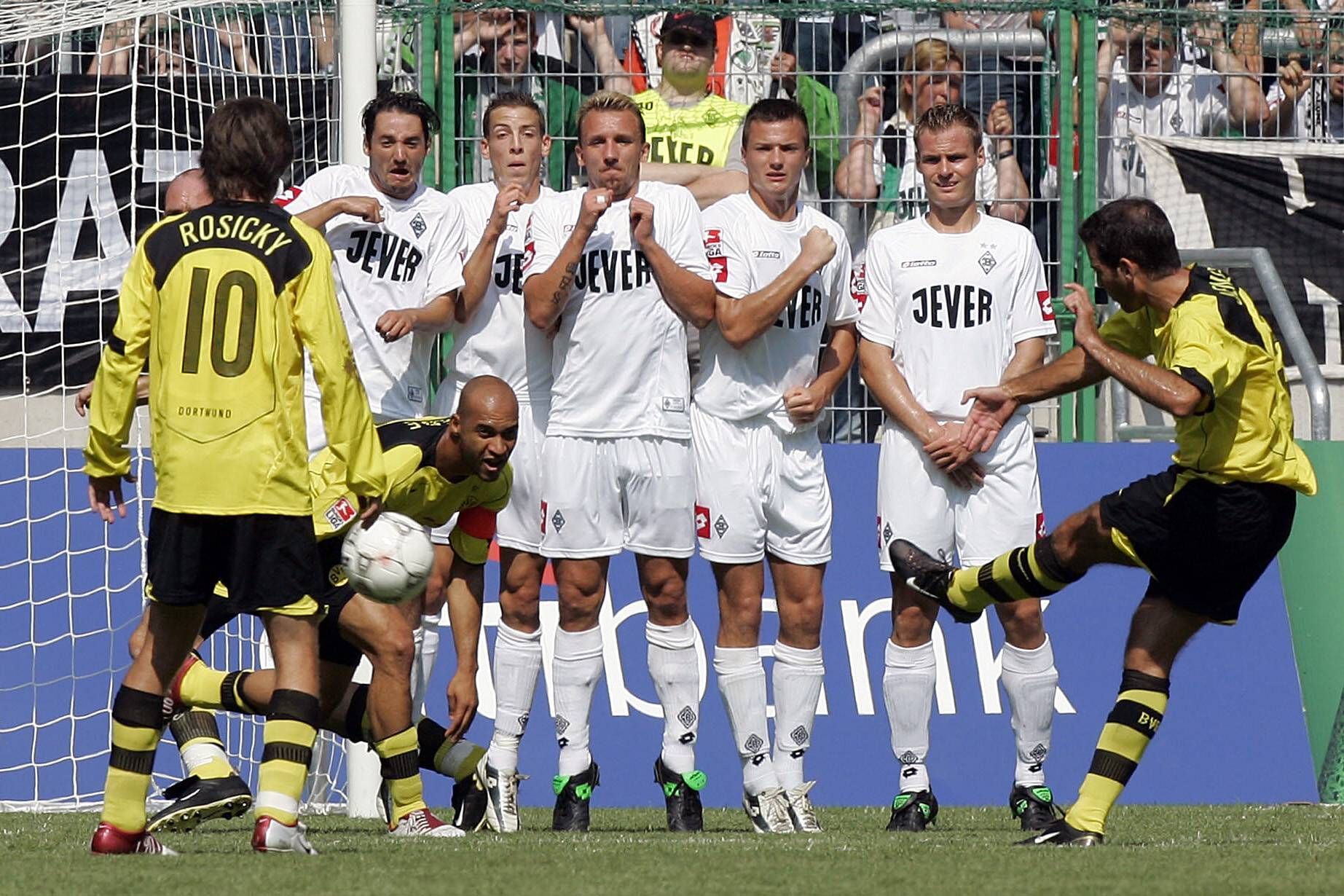 Spieler von Borussia Mönchengladbach bilden eine Freistoßmauer.