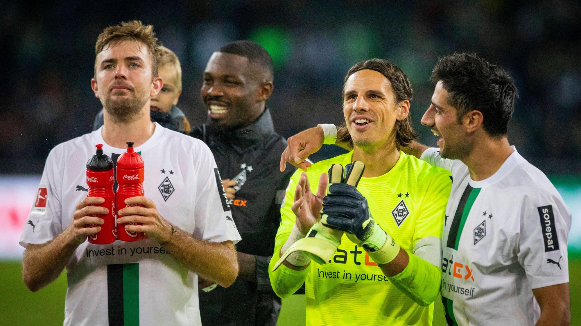 Spieler von Borussia Mönchengladbach freuen sich über einen Sieg im Borussia-Park.
