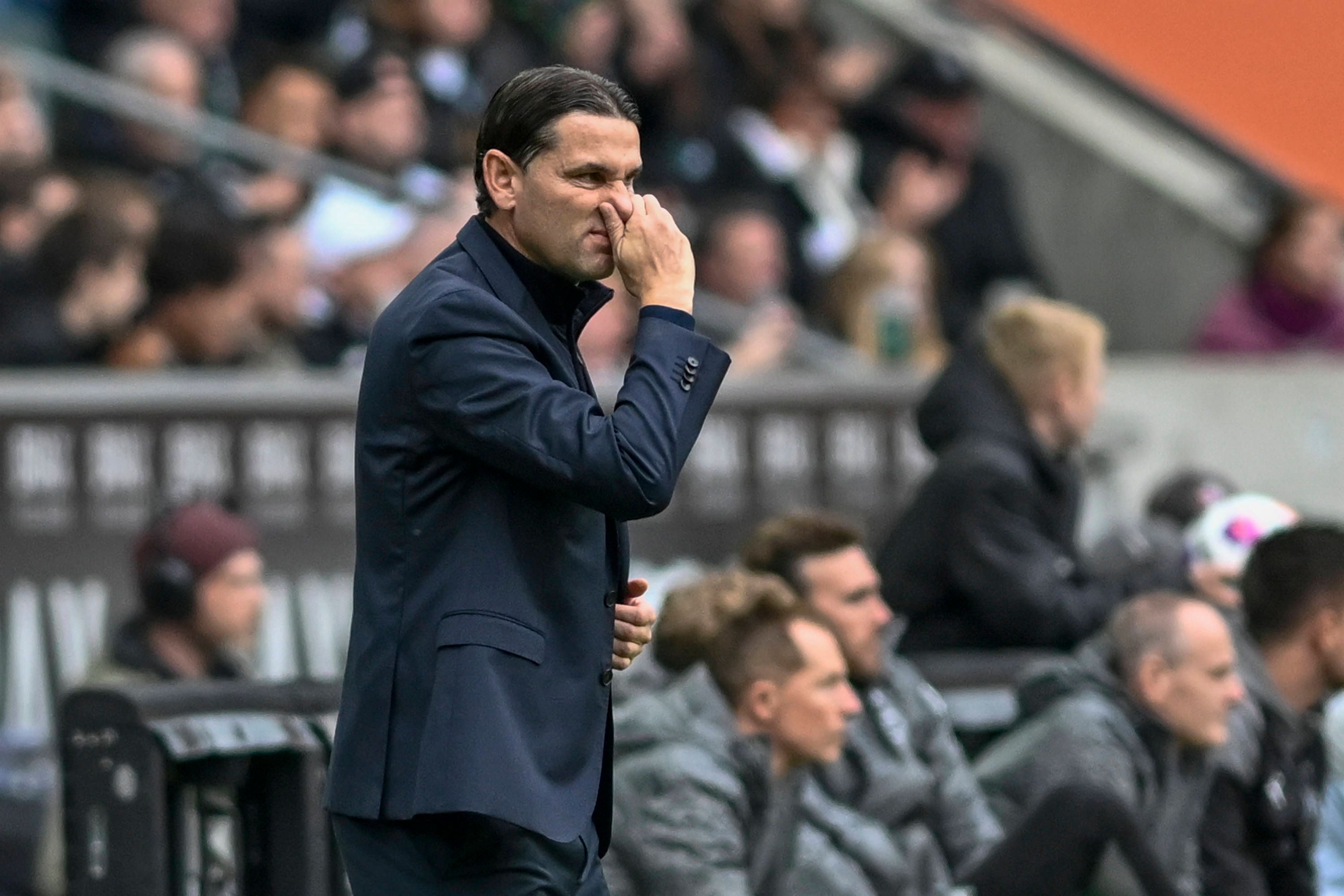 Gerardo Seoane greift sich an die Nase.