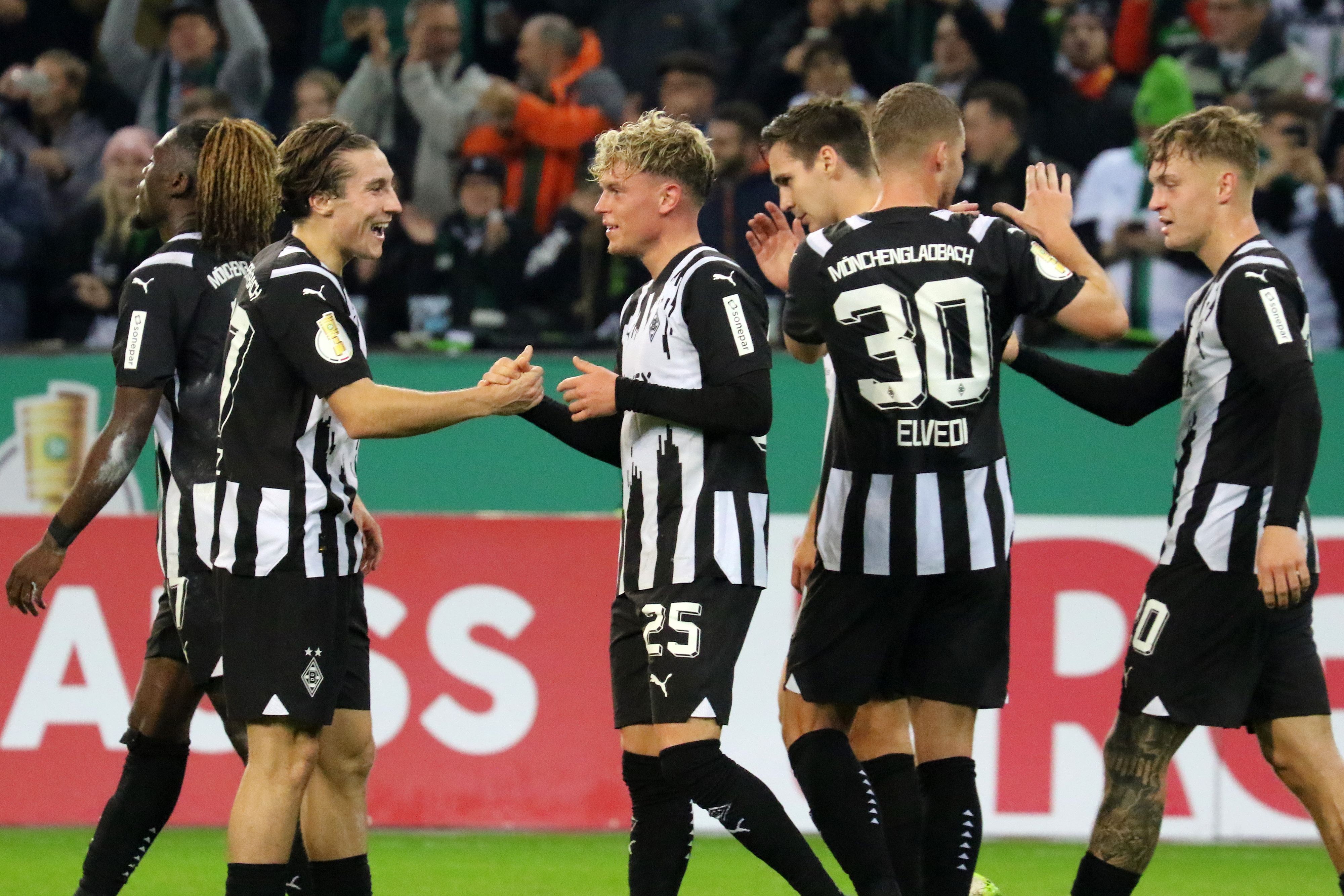 Die Borussia-Spieler bejubeln den Treffer von Robin Hack.