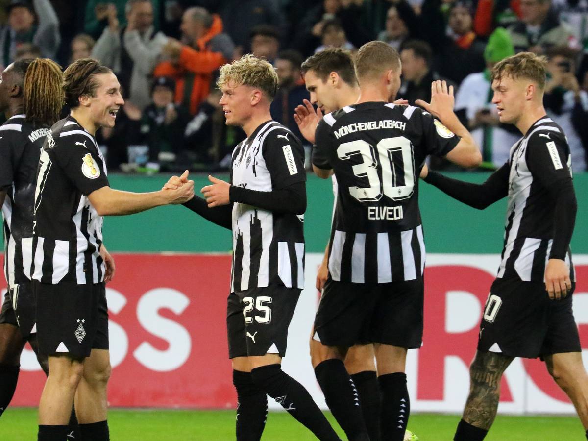 Die Borussia-Spieler bejubeln den Treffer von Robin Hack.
