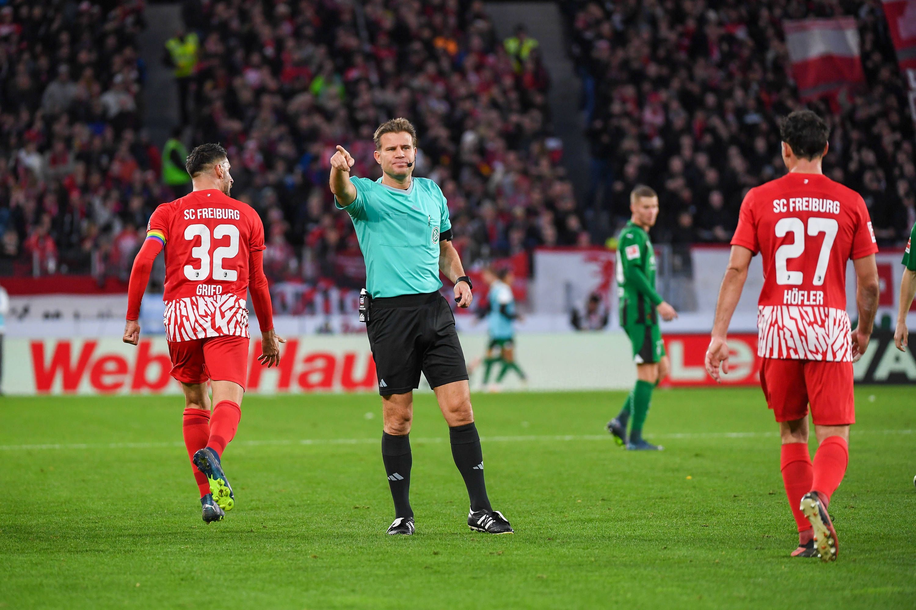 Dr. Felix Brych gibt ein Kommando beim Spiel Freiburg gegen Borussia Mönchengladbach.