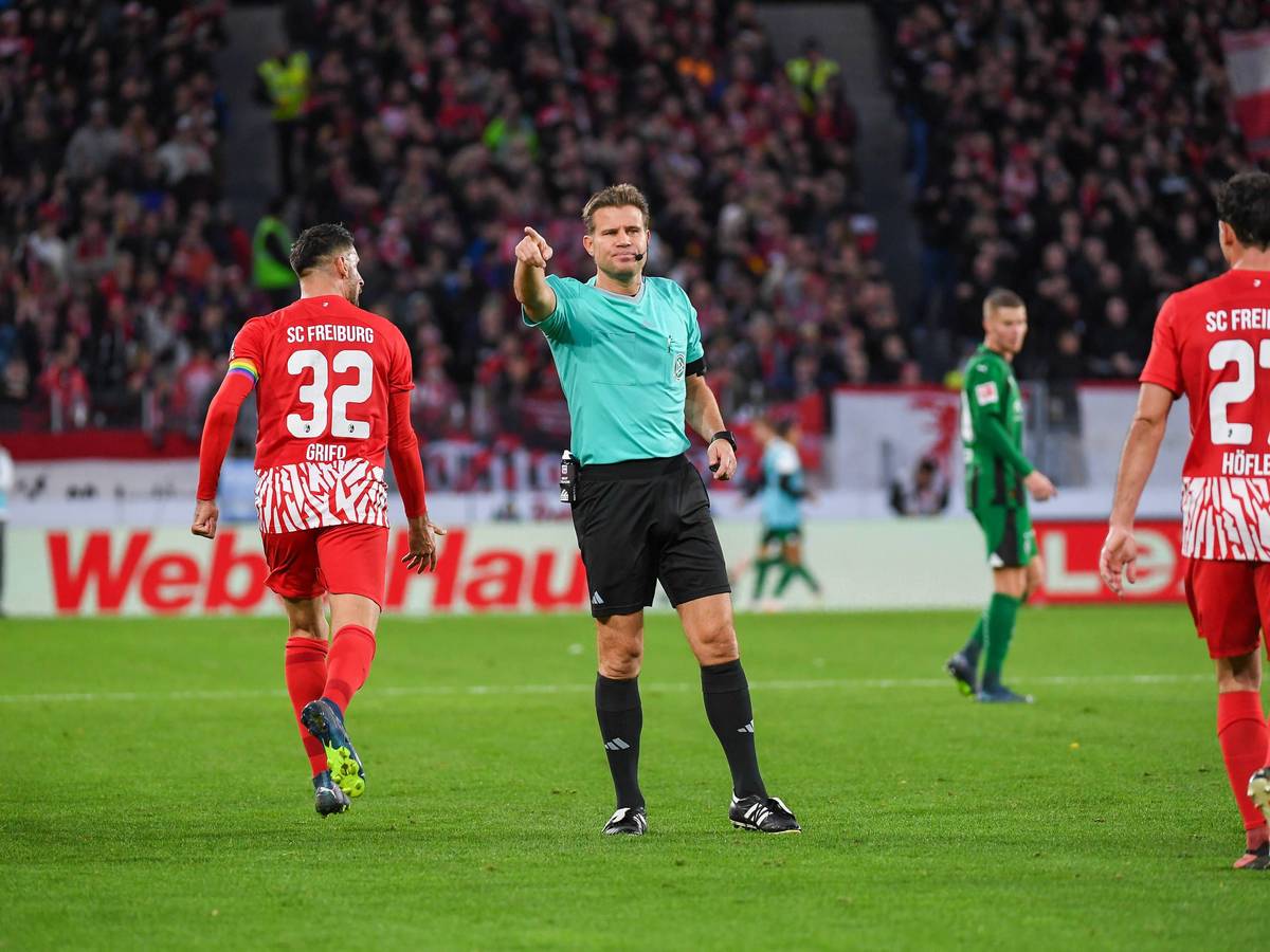 Dr. Felix Brych gibt ein Kommando beim Spiel Freiburg gegen Borussia Mönchengladbach.