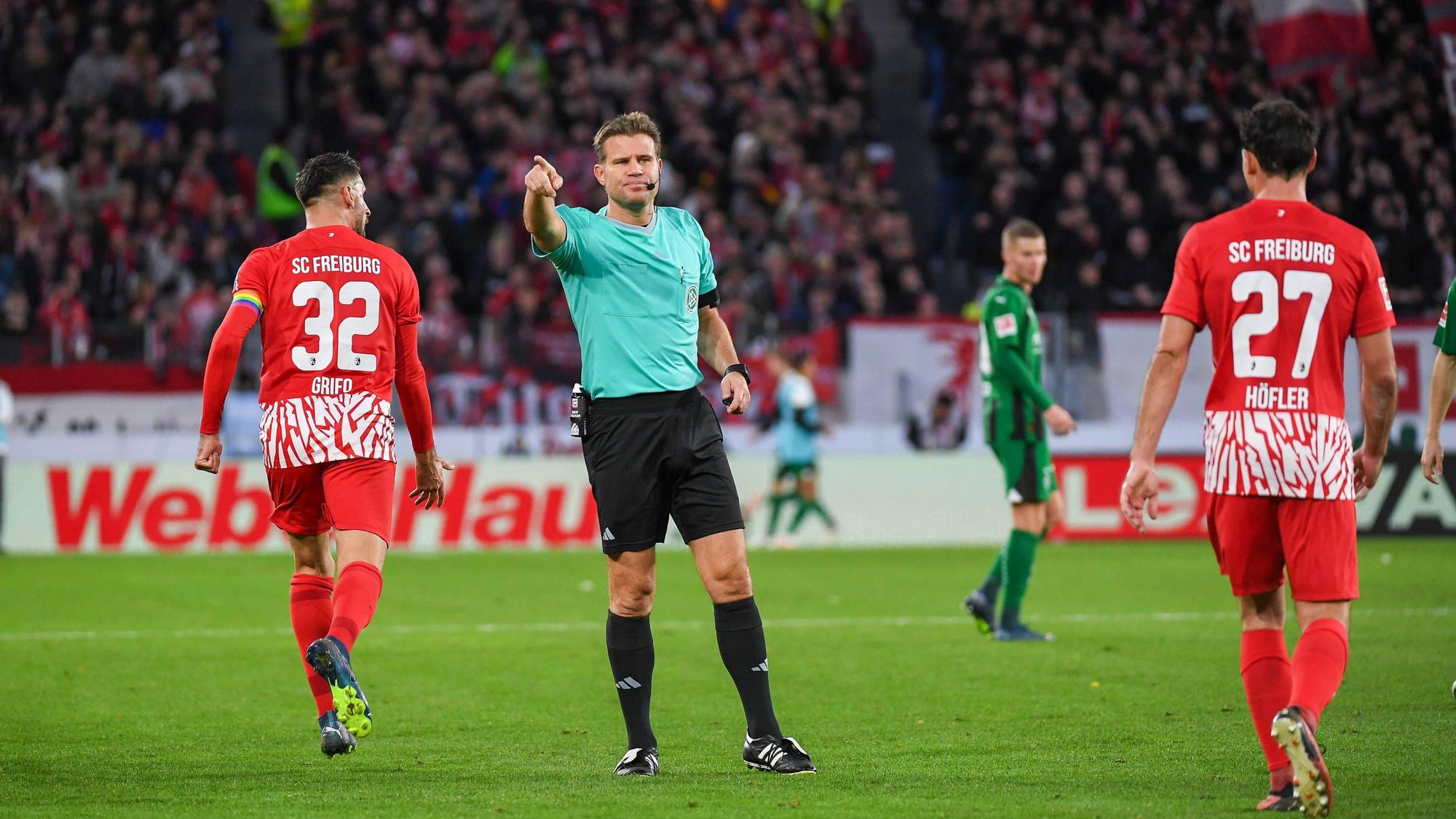 Dr. Felix Brych gibt ein Kommando beim Spiel Freiburg gegen Borussia Mönchengladbach.