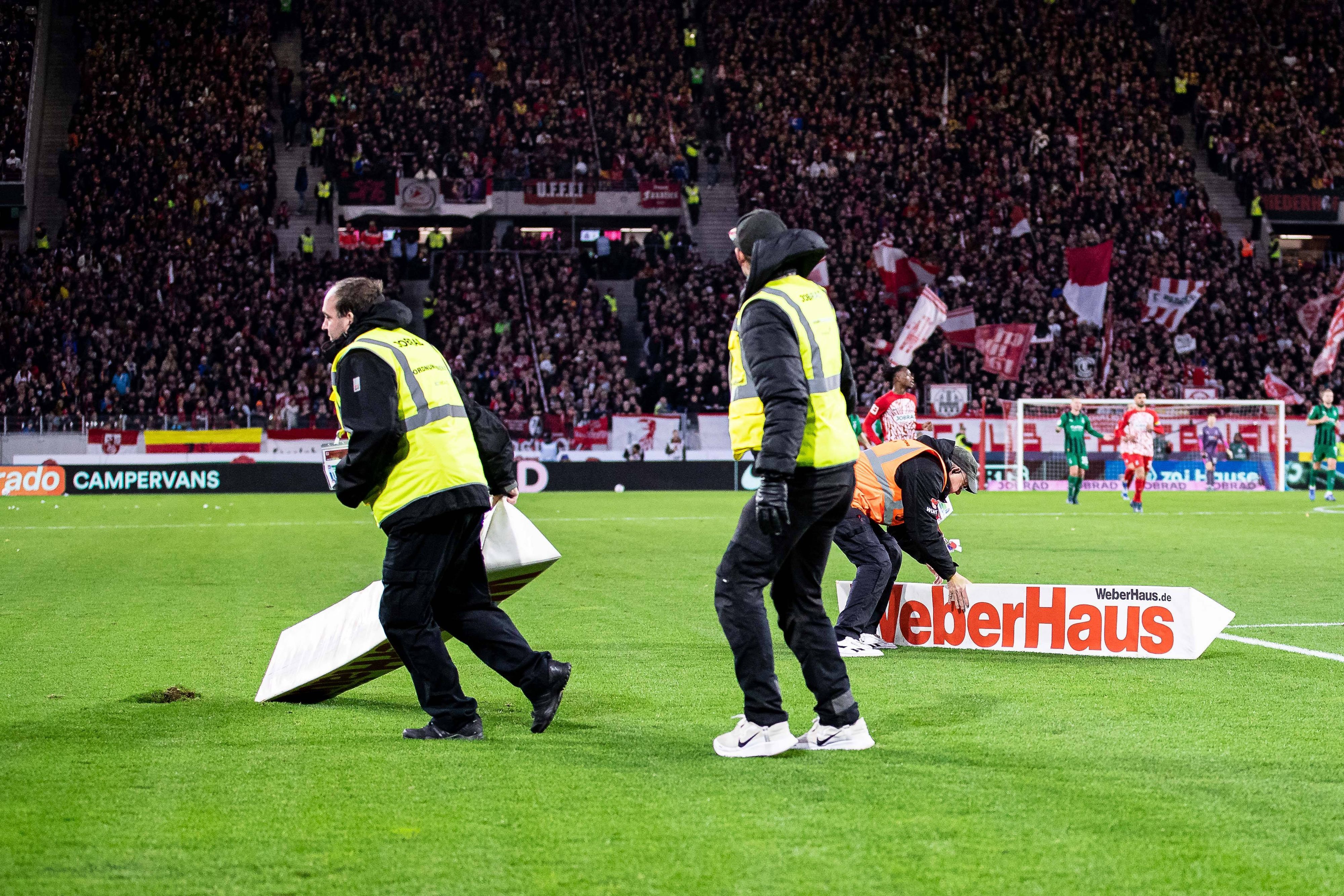 Die Werbebanden sorgten für mehrere Spielunterbrechungen beim Freiburg-Spiel gegen Borussia.