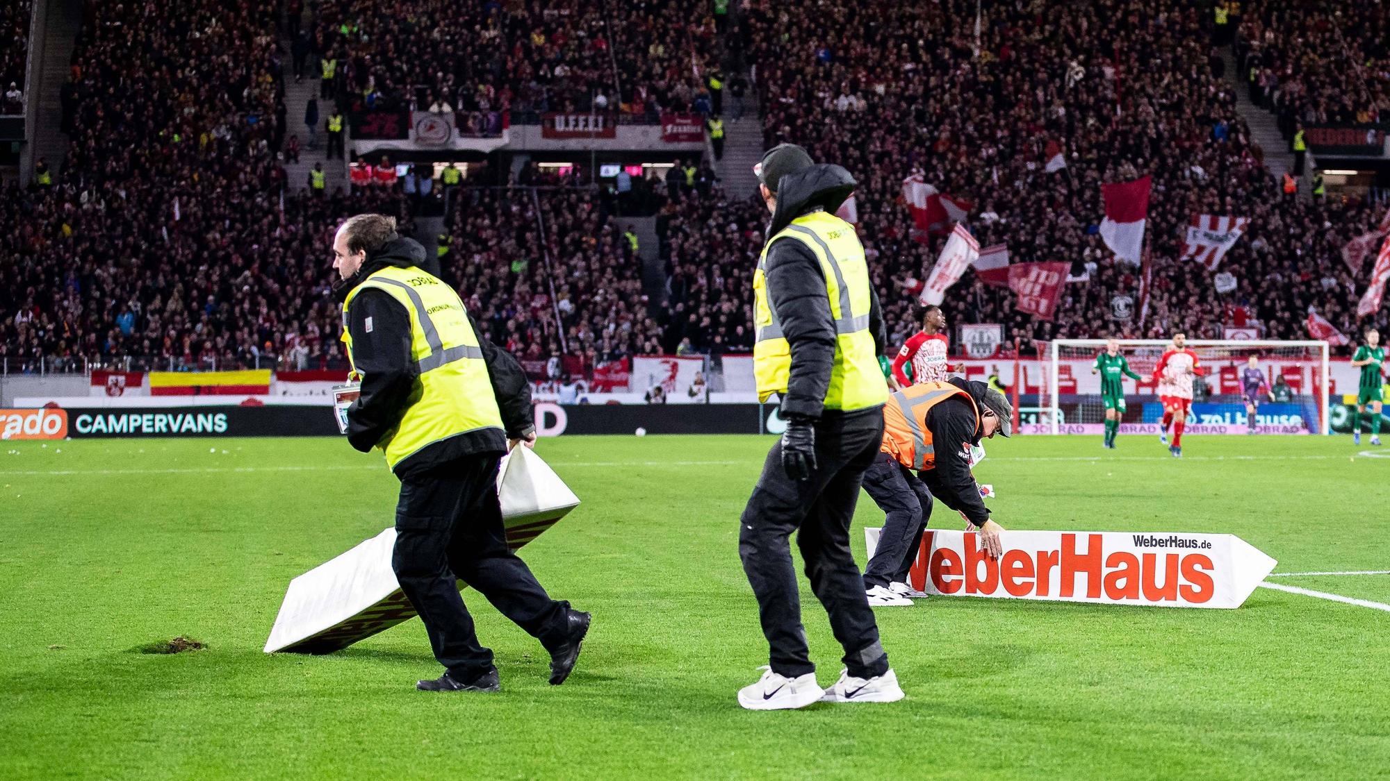 Die Werbebanden sorgten für mehrere Spielunterbrechungen beim Freiburg-Spiel gegen Borussia.