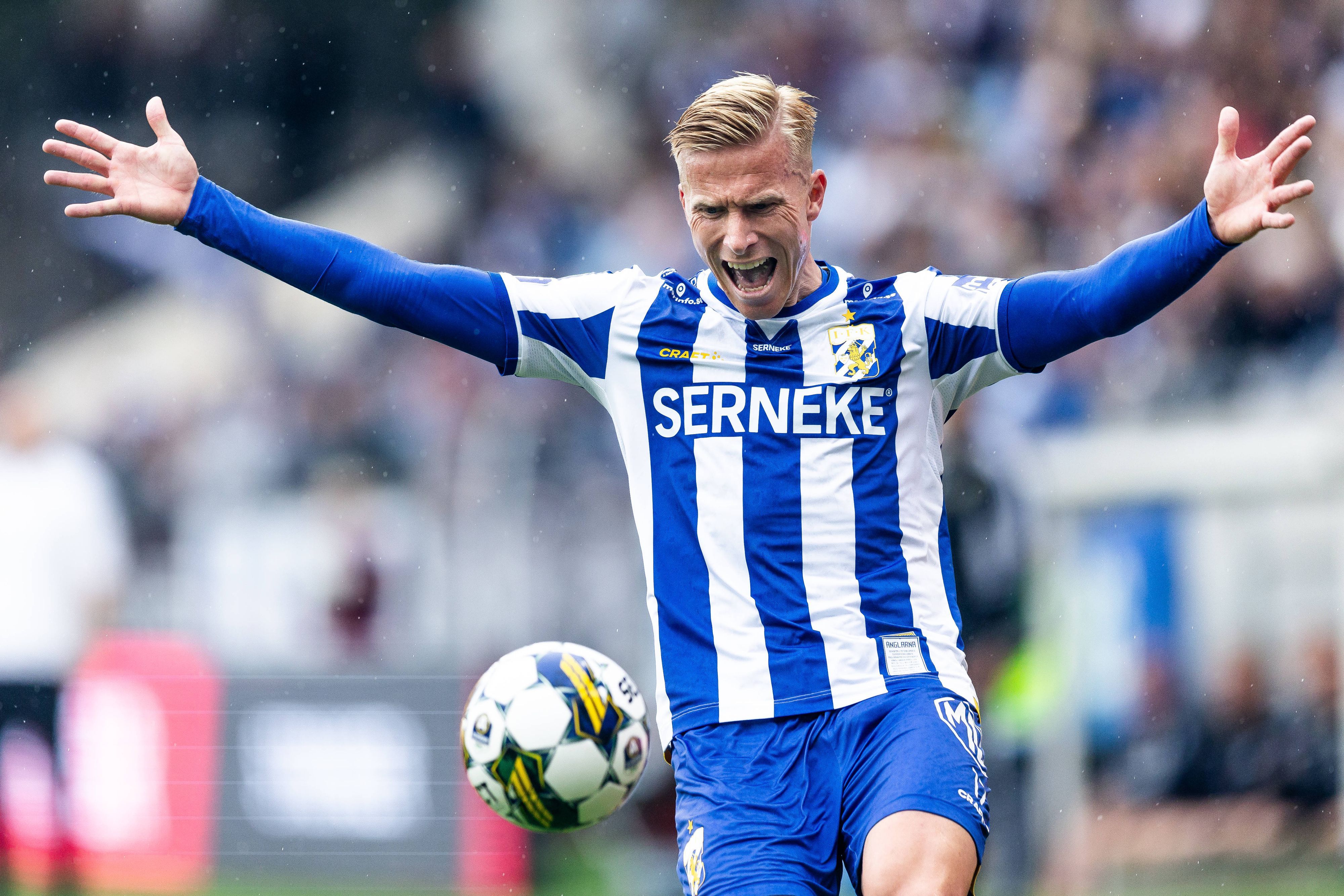 Oscar Wendt blickt entsetzt auf den Ball bei einem Spiel für IFK Göteborg.