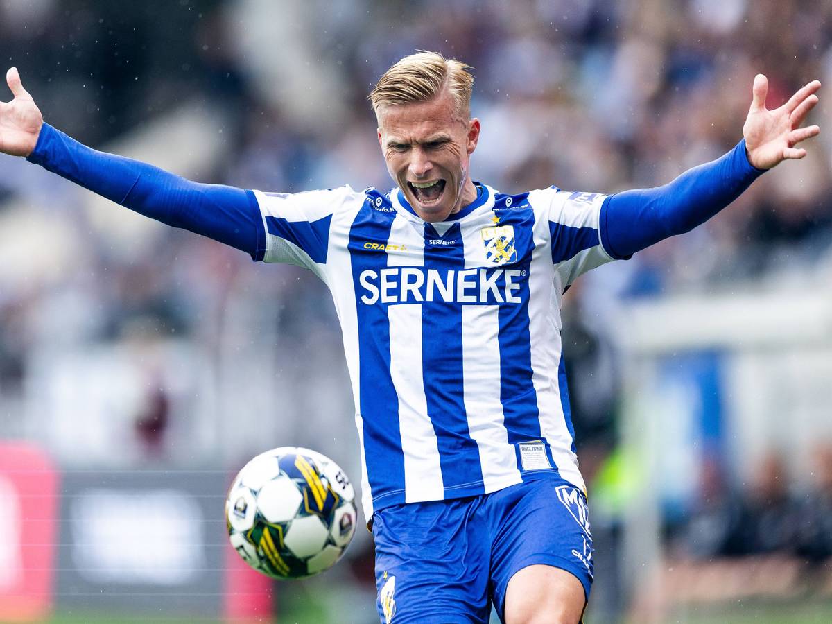 Oscar Wendt blickt entsetzt auf den Ball bei einem Spiel für IFK Göteborg.