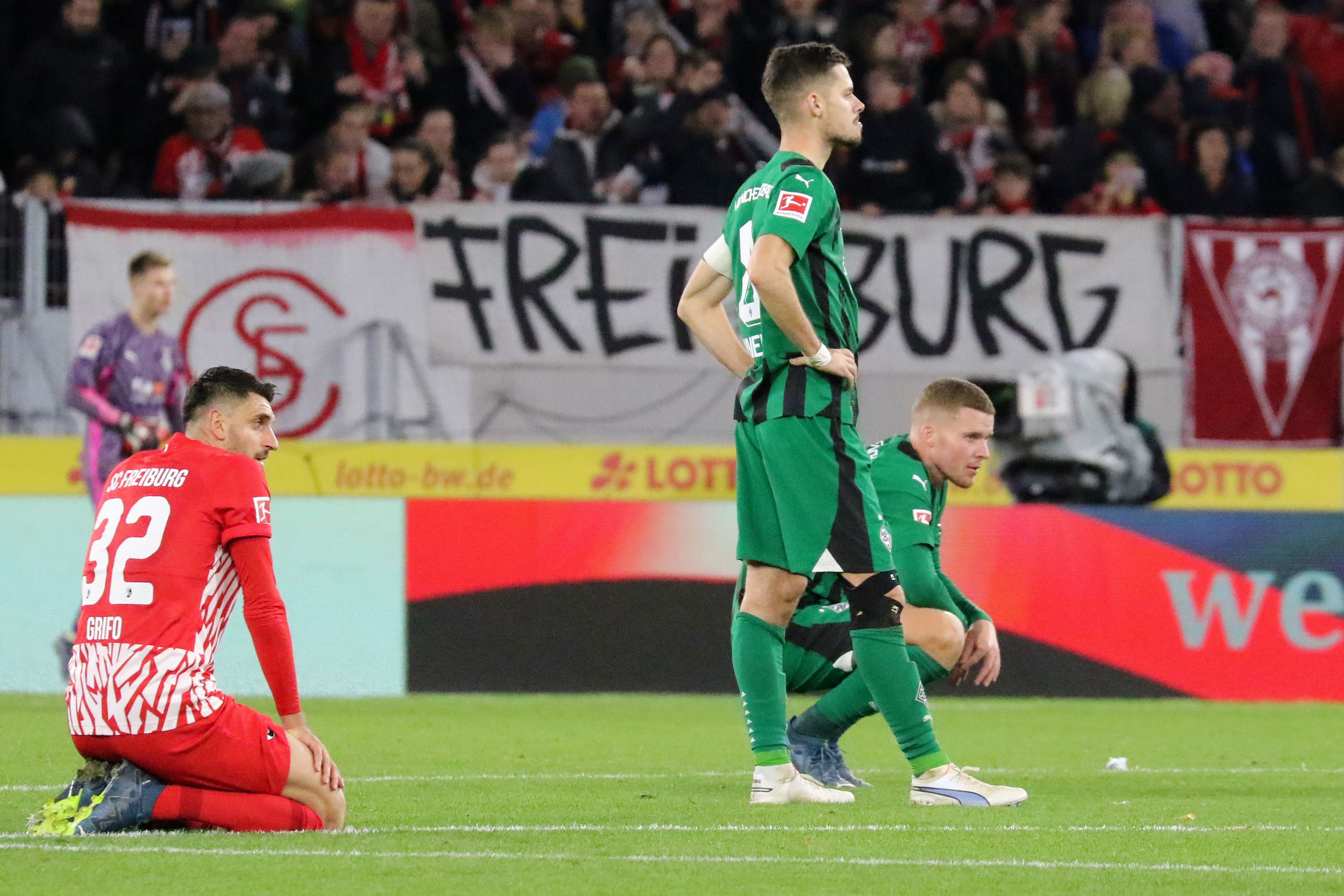 Julian Weigl zeigt seine Enttäuschung nach dem Spiel in Freiburg.