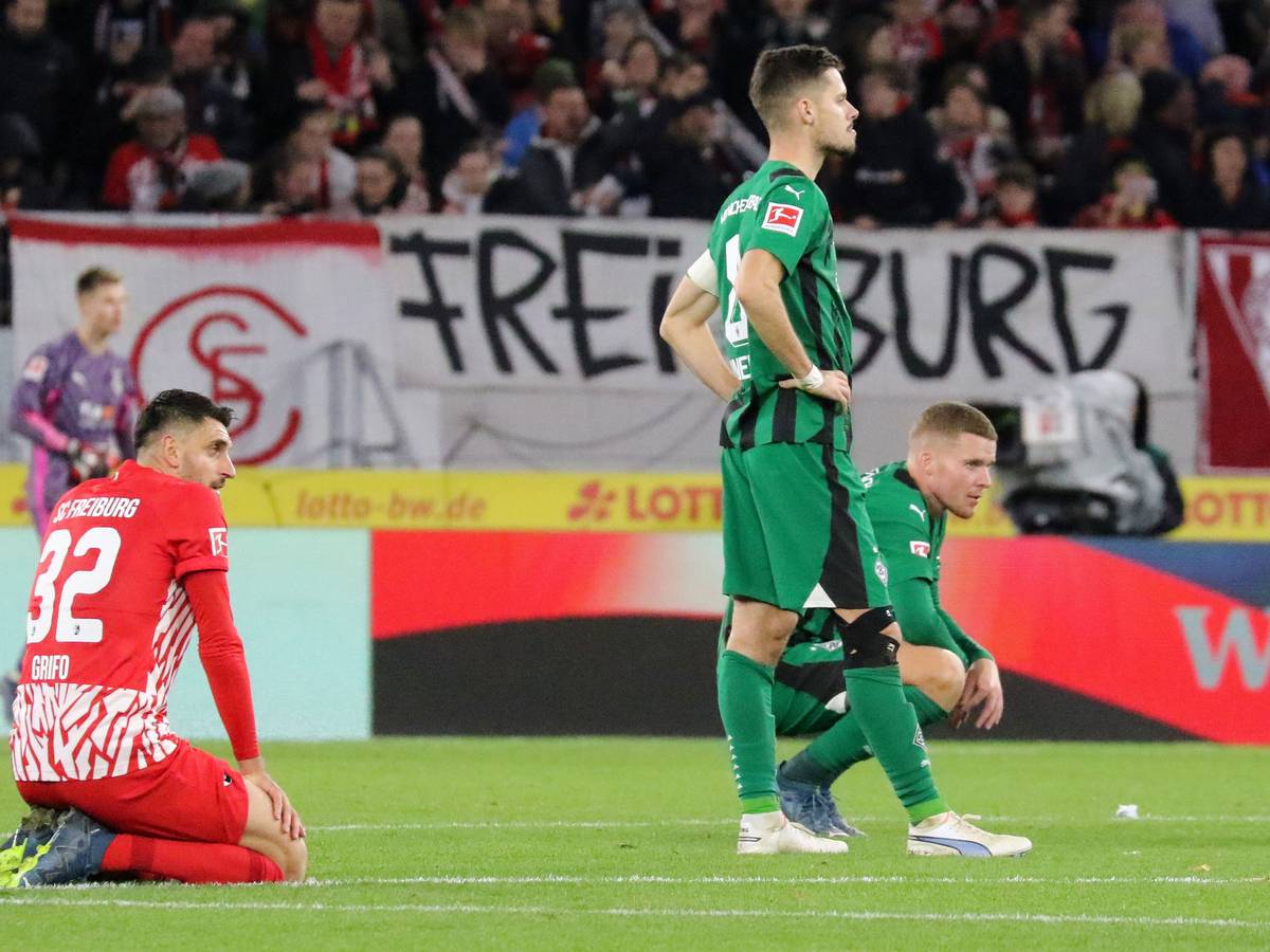 Julian Weigl zeigt seine Enttäuschung nach dem Spiel in Freiburg.