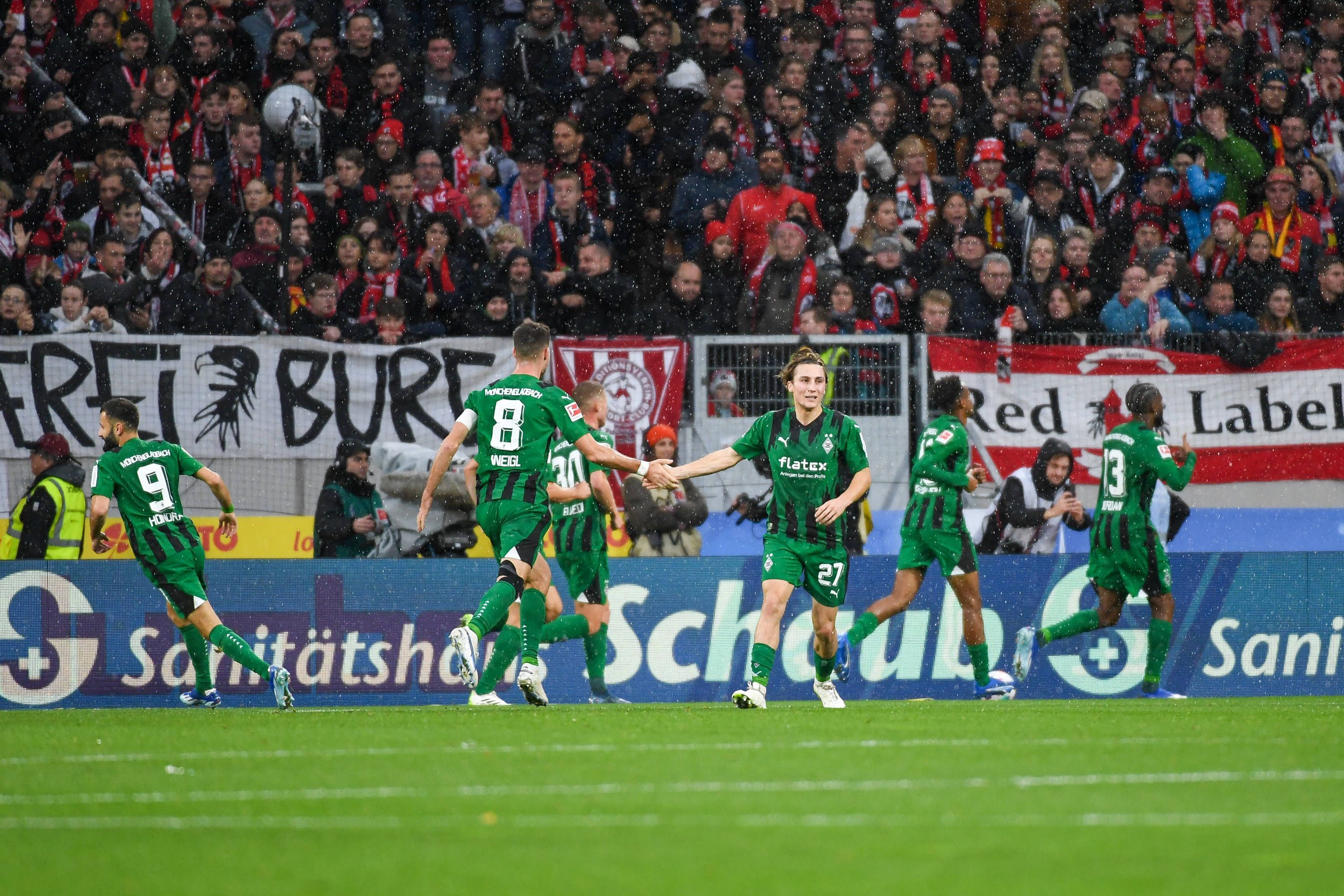 Die Borussia-Spieler jubeln nach dem Ausgleich zum zwischenzeitlichen 1:1 beim Spiel in Freiburg.