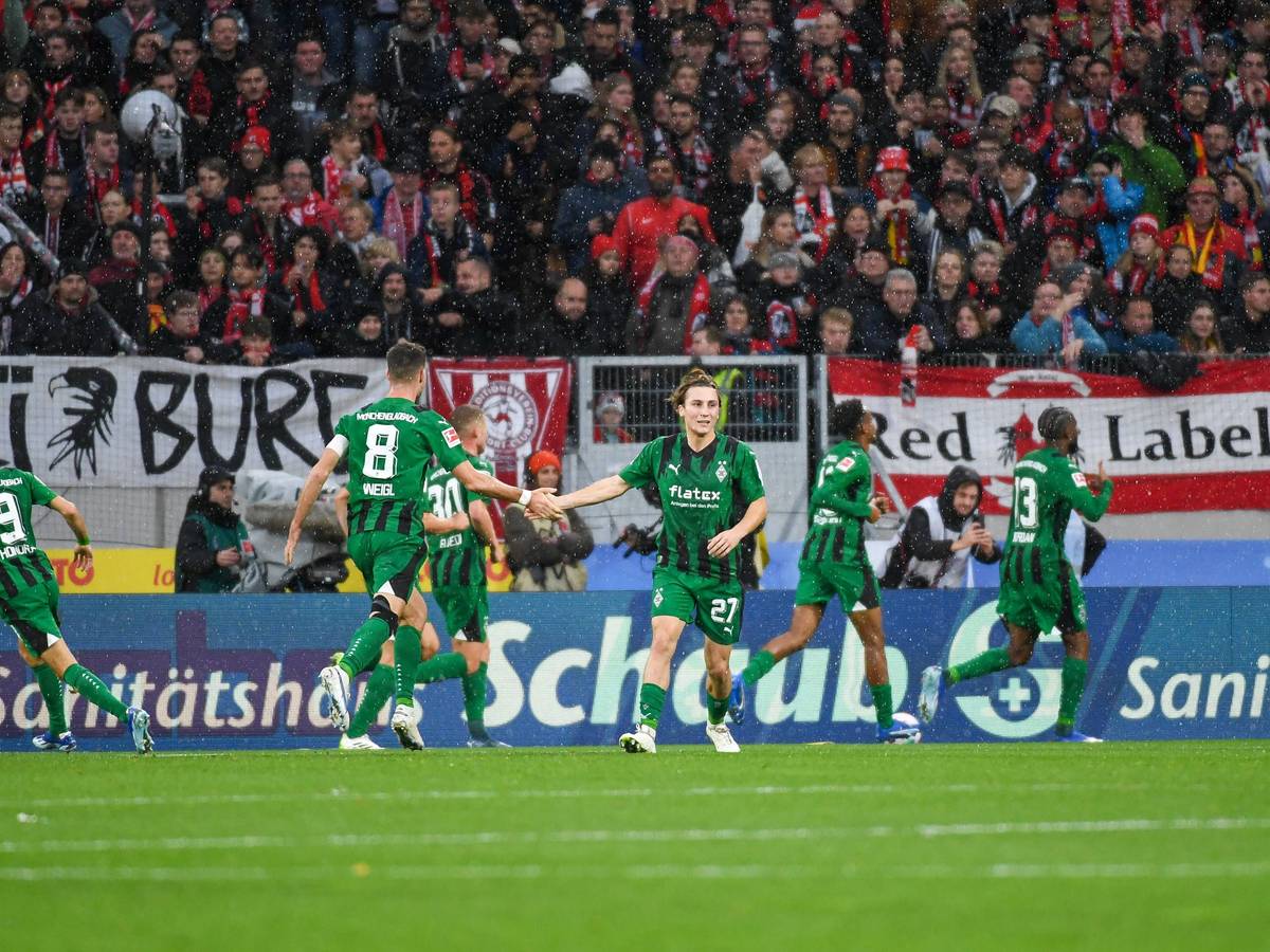 Die Borussia-Spieler jubeln nach dem Ausgleich zum zwischenzeitlichen 1:1 beim Spiel in Freiburg.