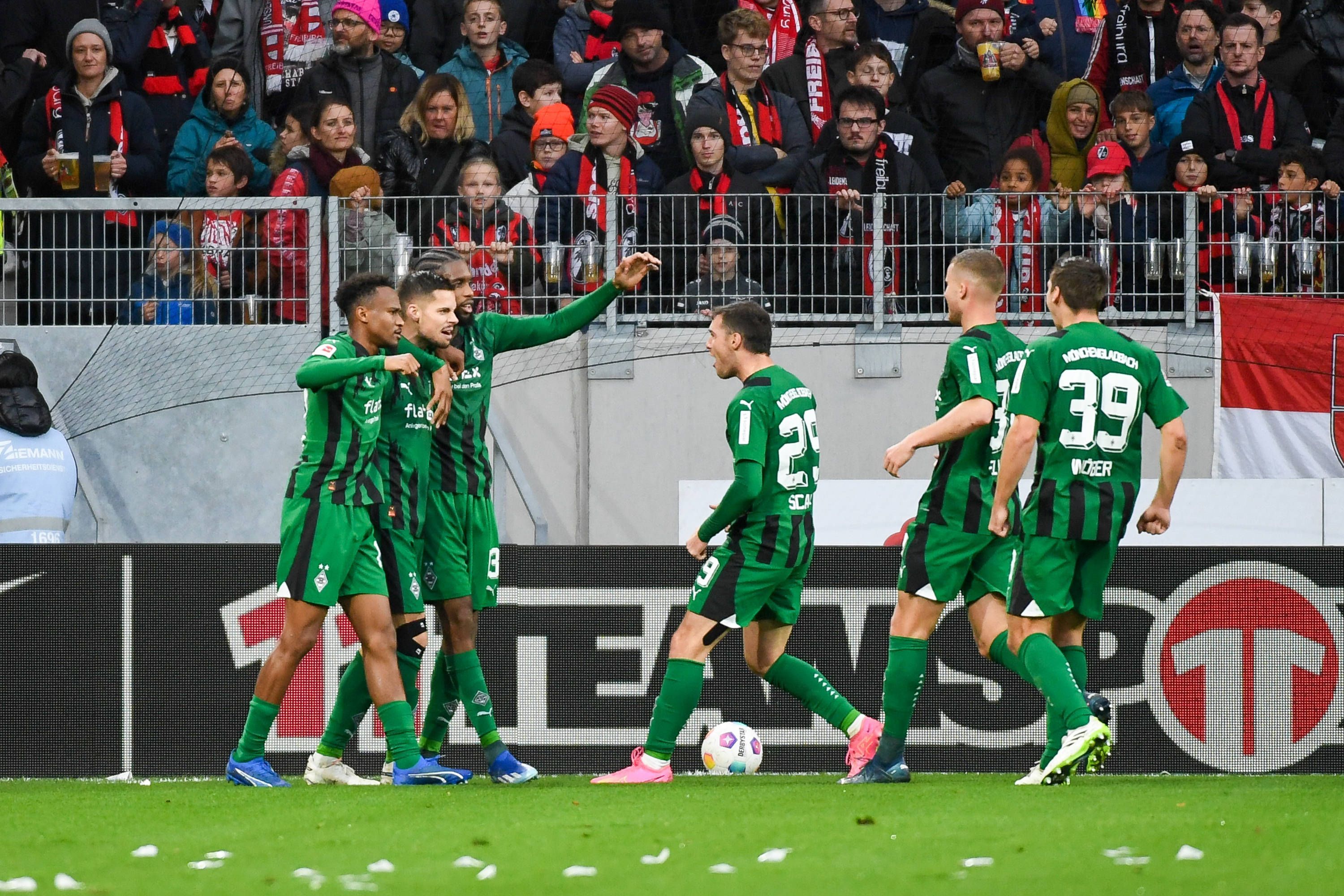Die Borussia-Spieler bejubeln den Treffer zum 3:1 in Freiburg.