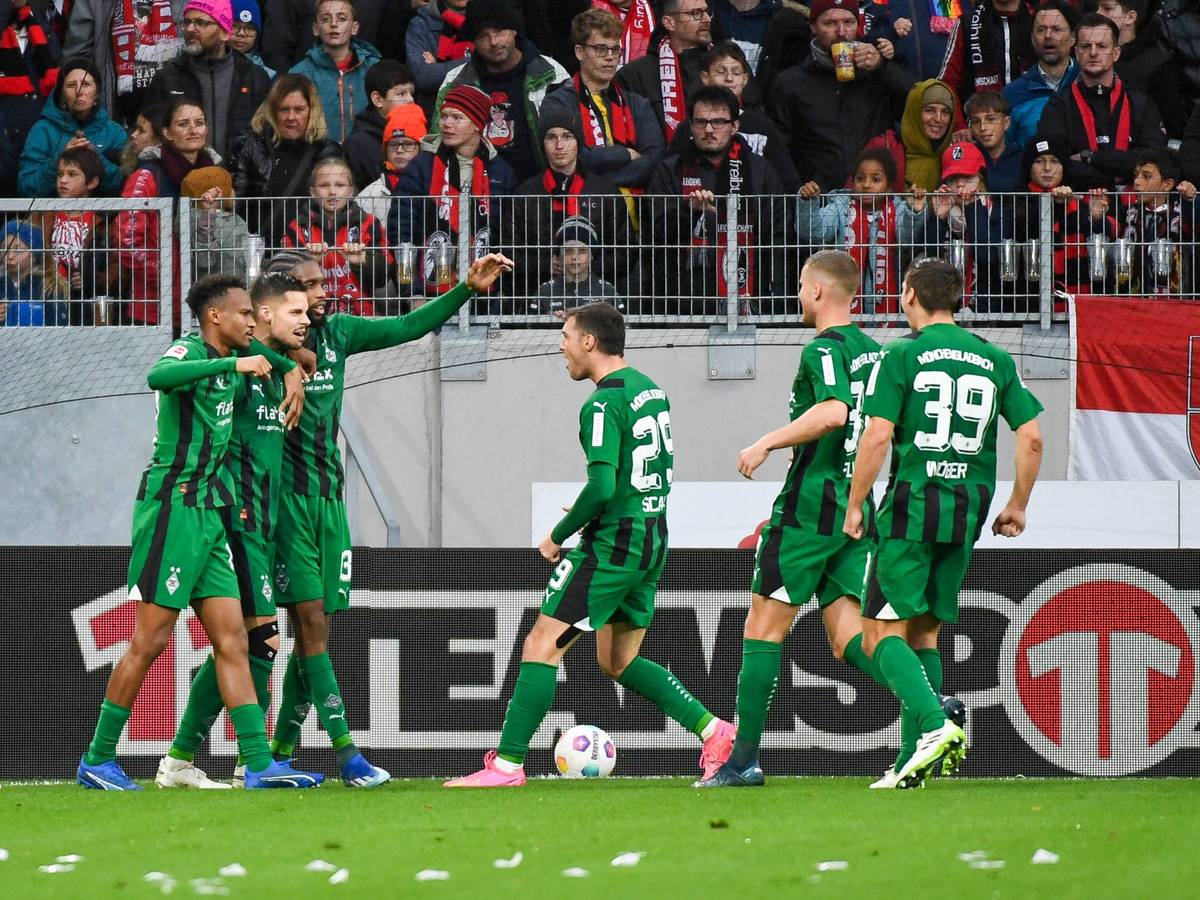 Die Borussia-Spieler bejubeln den Treffer zum 3:1 in Freiburg.