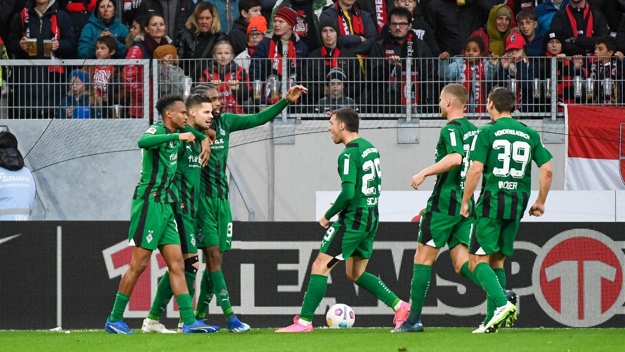 Die Borussia-Spieler bejubeln den Treffer zum 3:1 in Freiburg.