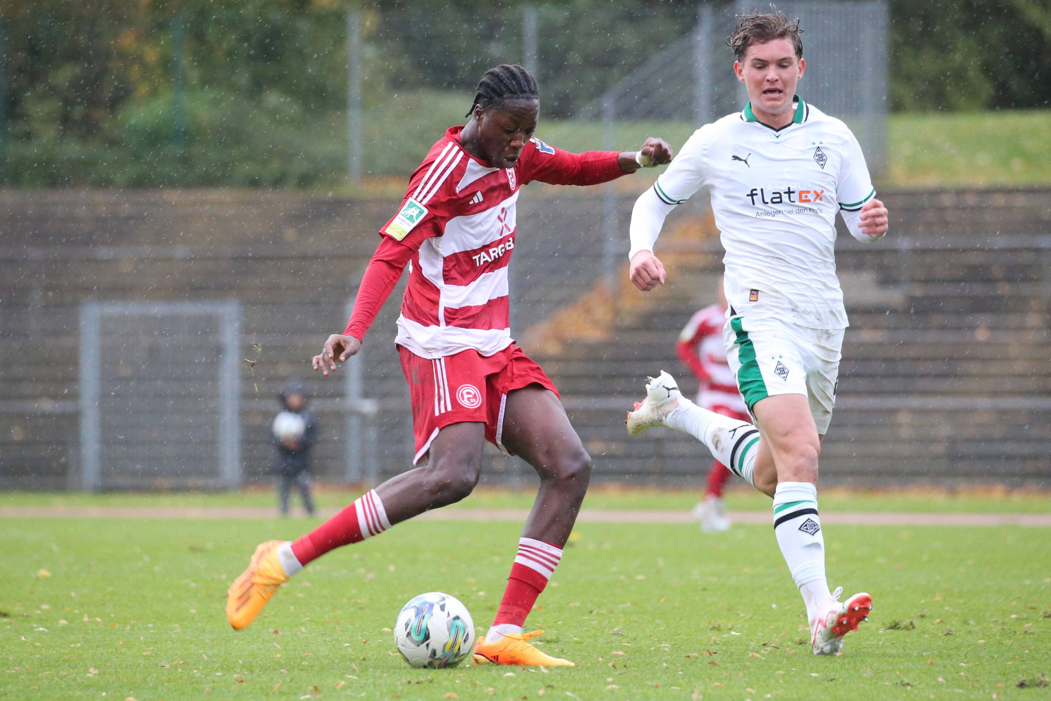 King Manu von Fortuna Düsseldorf zieht Borussia-Verteidiger Jonathan Foss davon.