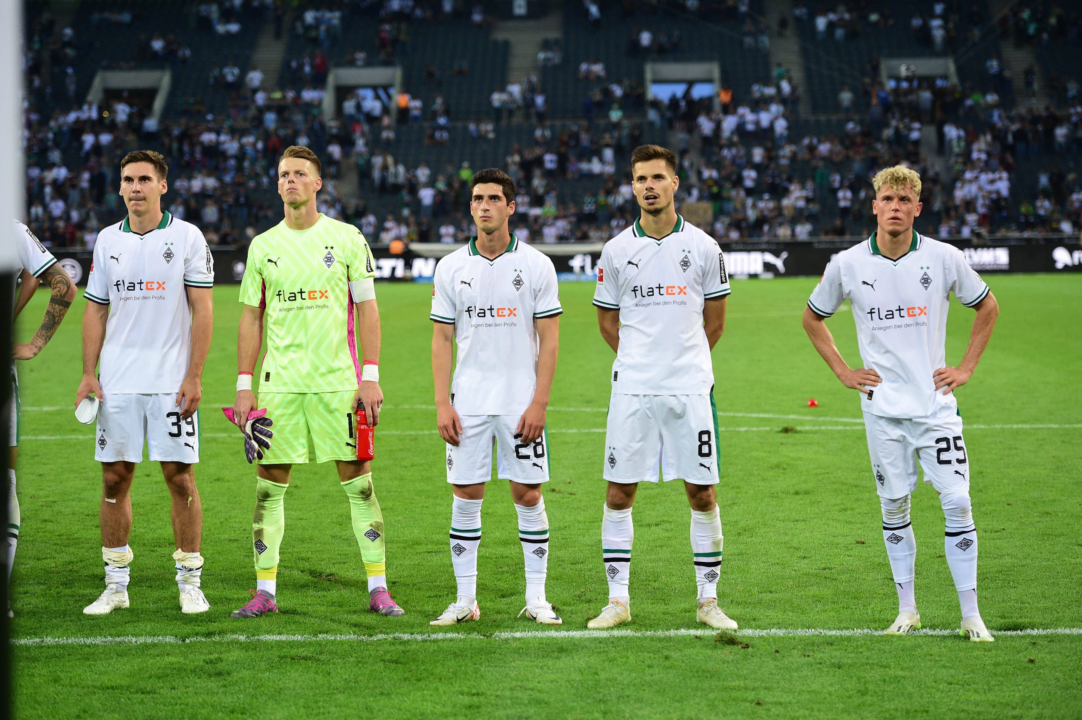 Die Borussia-Spieler um Max Wöber (l.), Jonas Omlin (2.v.l.) und Julian Weigl (2.v.r.) stehen nach dem Spiel bei den Fans.