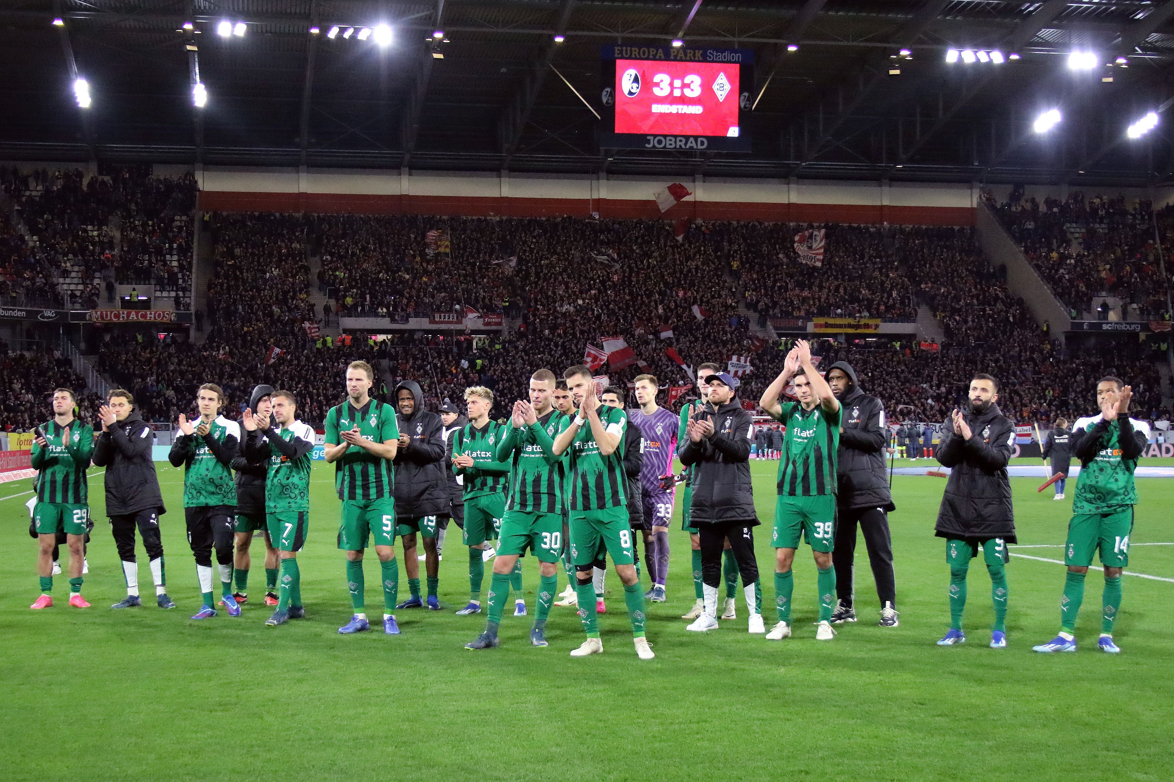 Die Spieler von Borussia Mönchengladbach bedanken sich nach dem Spiel in Freiburg bei den mitgereisten Fans.
