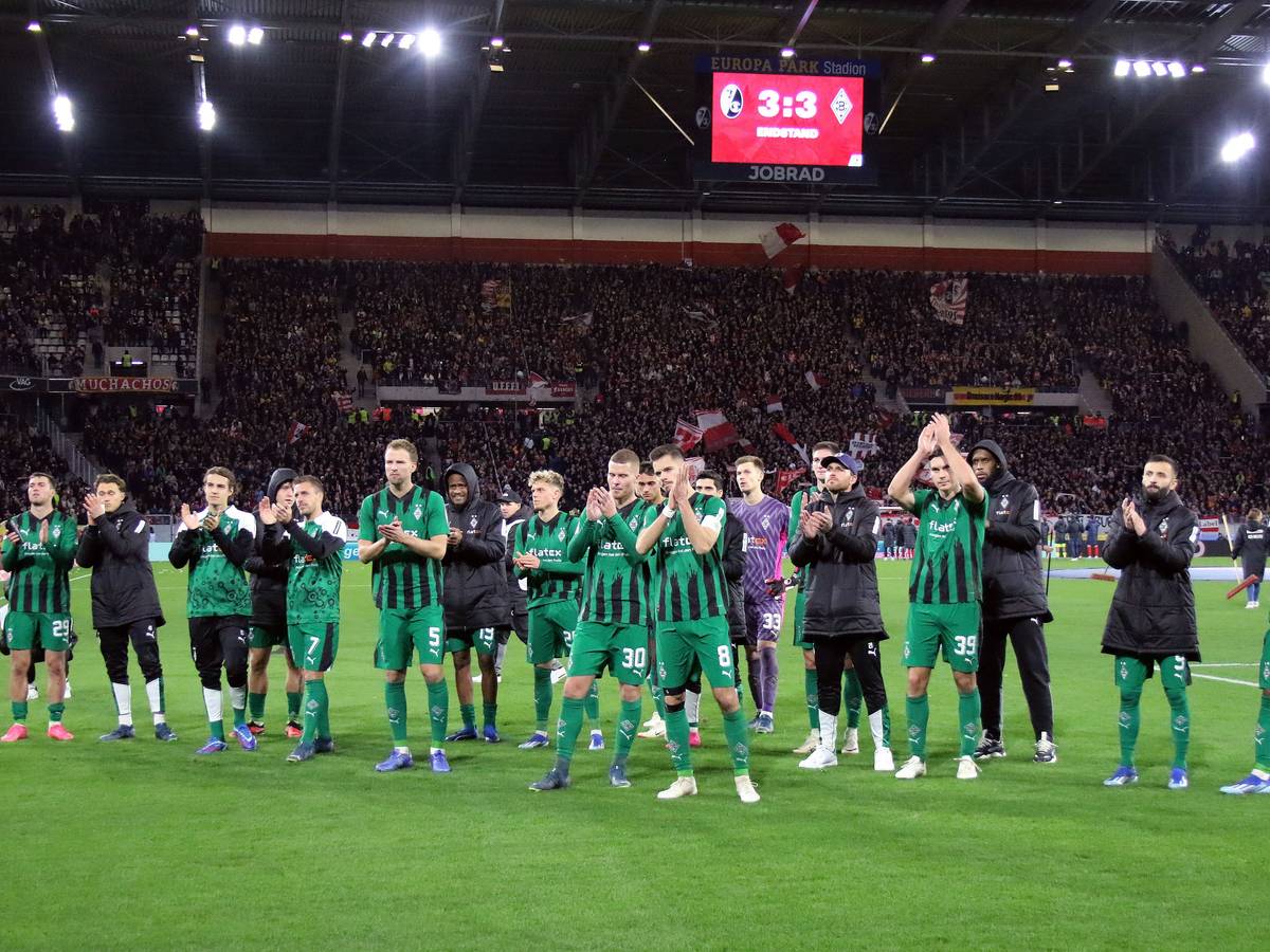 Die Spieler von Borussia Mönchengladbach bedanken sich nach dem Spiel in Freiburg bei den mitgereisten Fans.