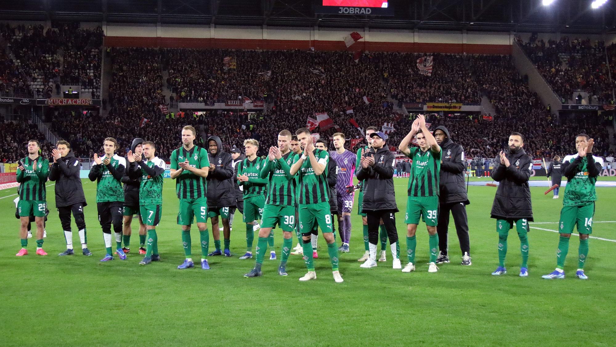 Die Spieler von Borussia Mönchengladbach bedanken sich nach dem Spiel in Freiburg bei den mitgereisten Fans.