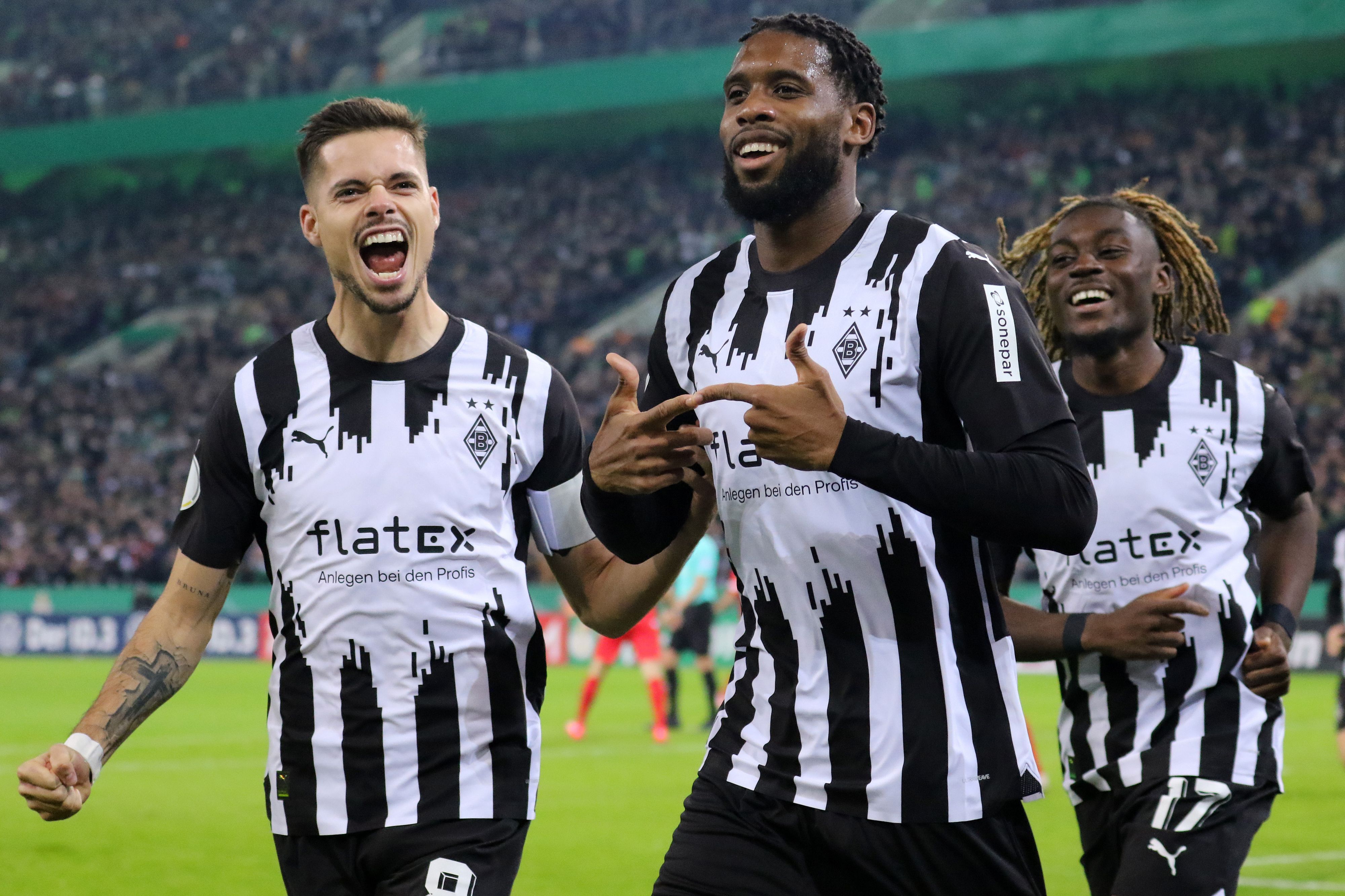 Jordan Siebatcheu (M.) feiert seinen Treffer gegen Heidenheim im DFB-Pokal.