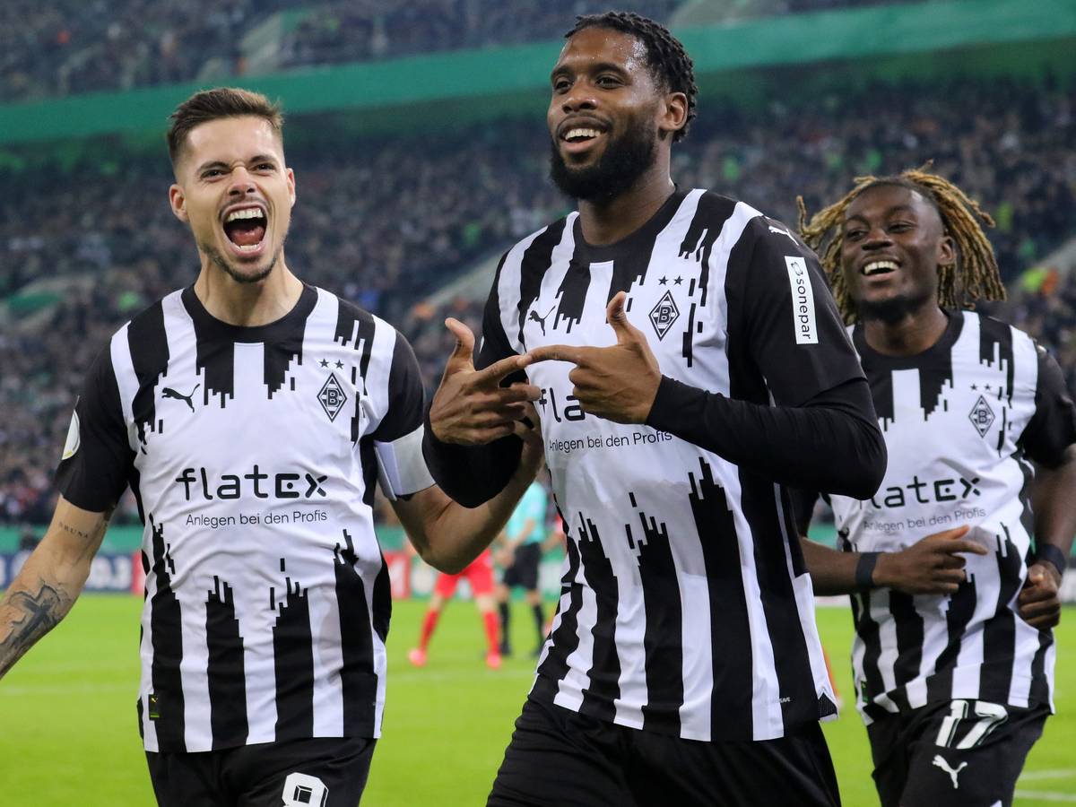 Jordan Siebatcheu (M.) feiert seinen Treffer gegen Heidenheim im DFB-Pokal.
