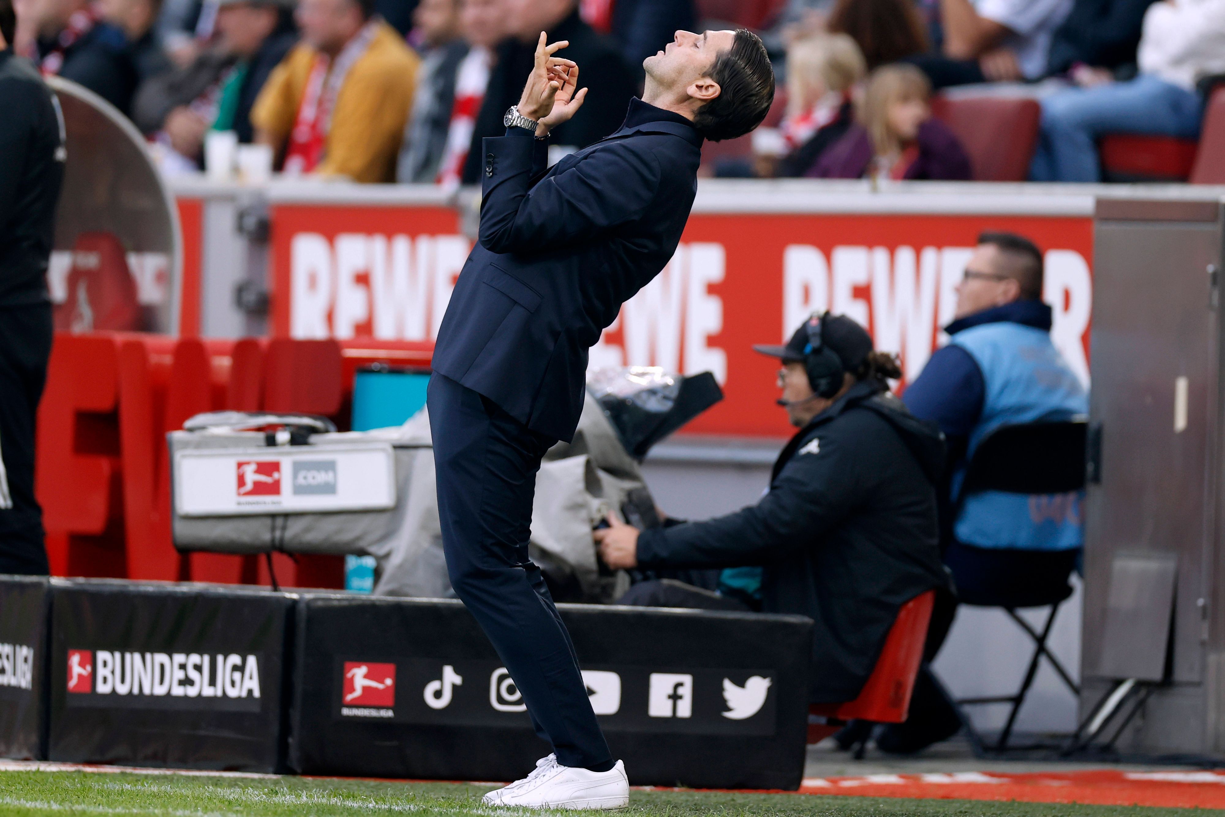 Gerardo Seoane reagiert verzweifelt am Spielfeldrand in Köln.