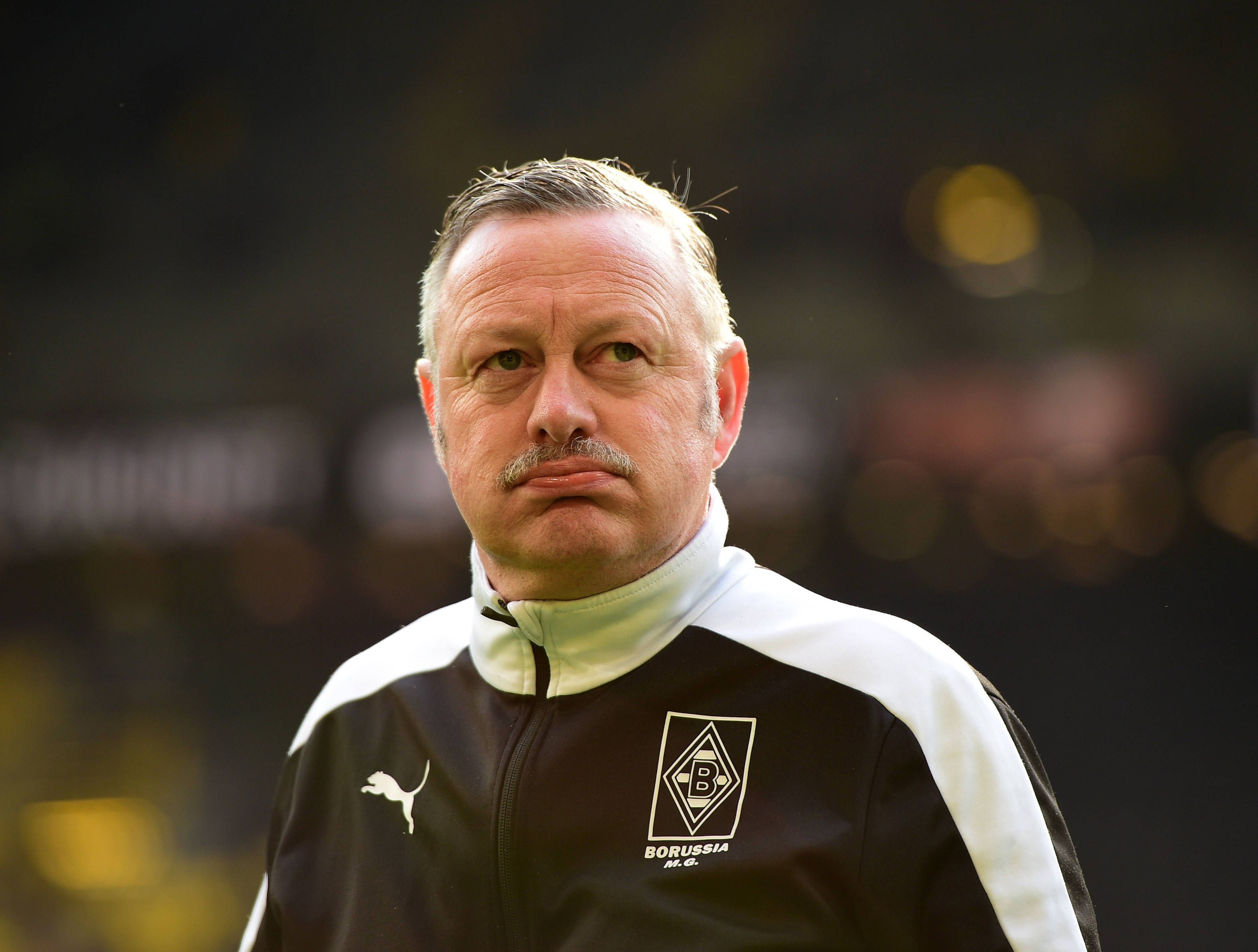 Roland Virkus beim Auswärtsspiel in Dortmund am Spielfeldrand.