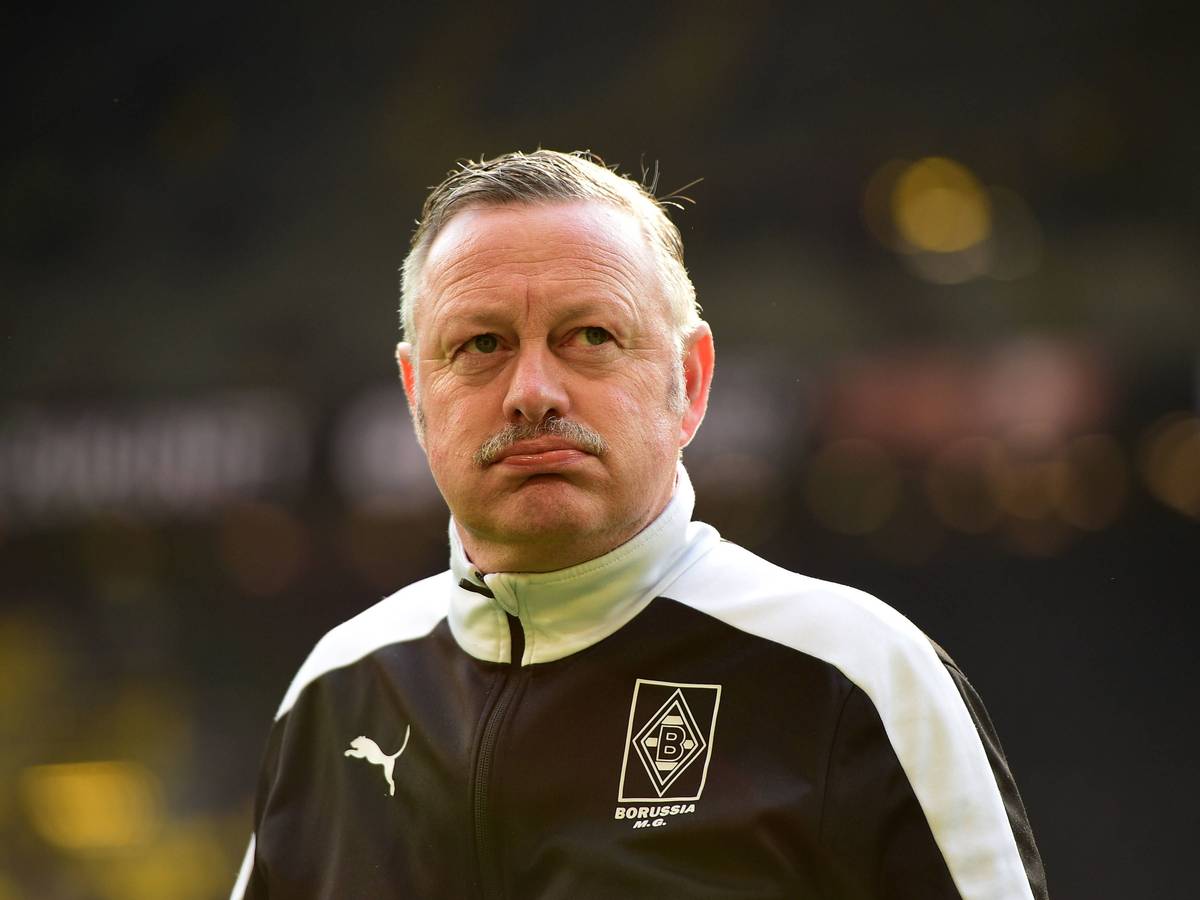 Roland Virkus beim Auswärtsspiel in Dortmund am Spielfeldrand.