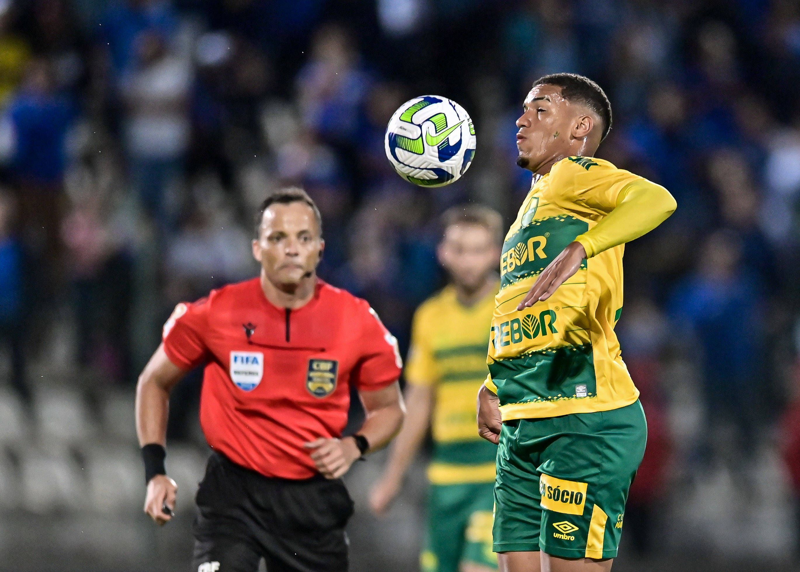 Denilson stoppt den Ball mit der Brust.