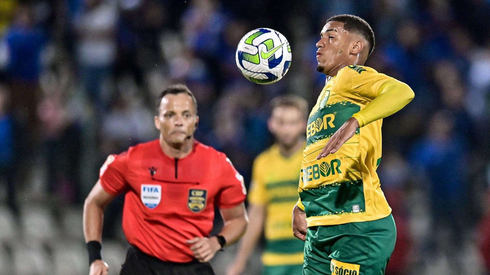Denilson stoppt den Ball mit der Brust.