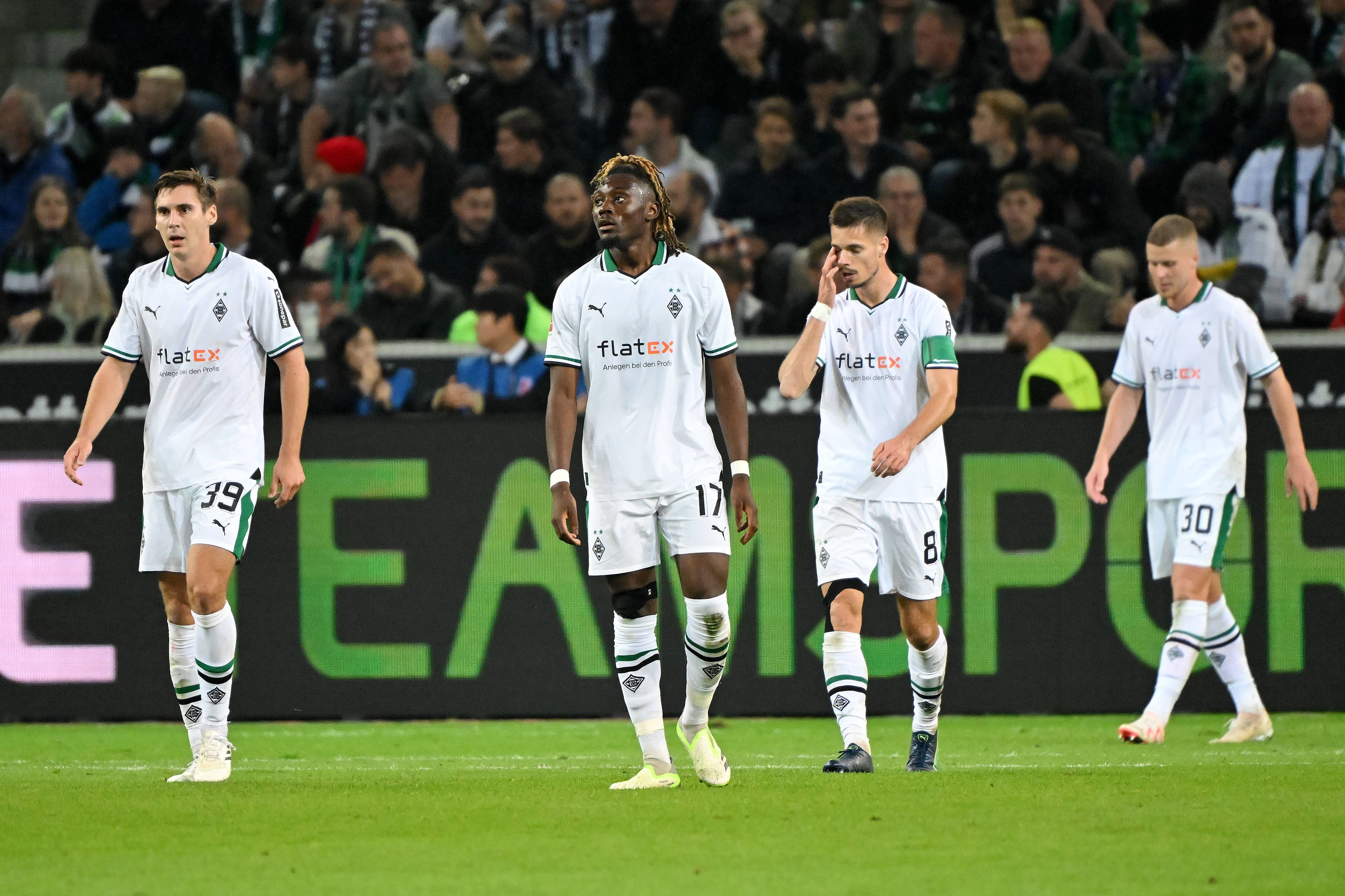 Die Borussia-Spieler reagieren enttäuscht auf ein Gegentor im Spiel gegen Mainz.
