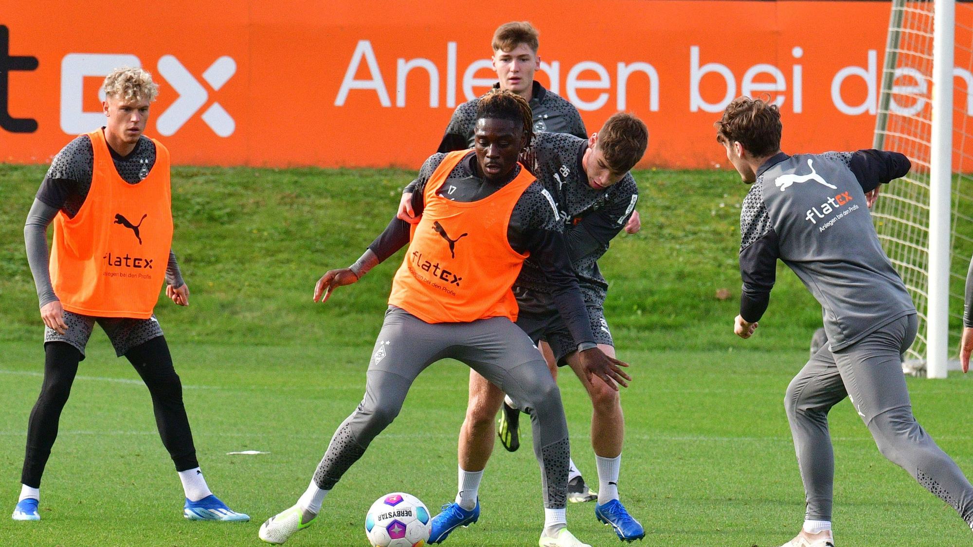Manu Koné und Lukas Ullrich bestreiten einen Zweikampf im Borussia-Training.