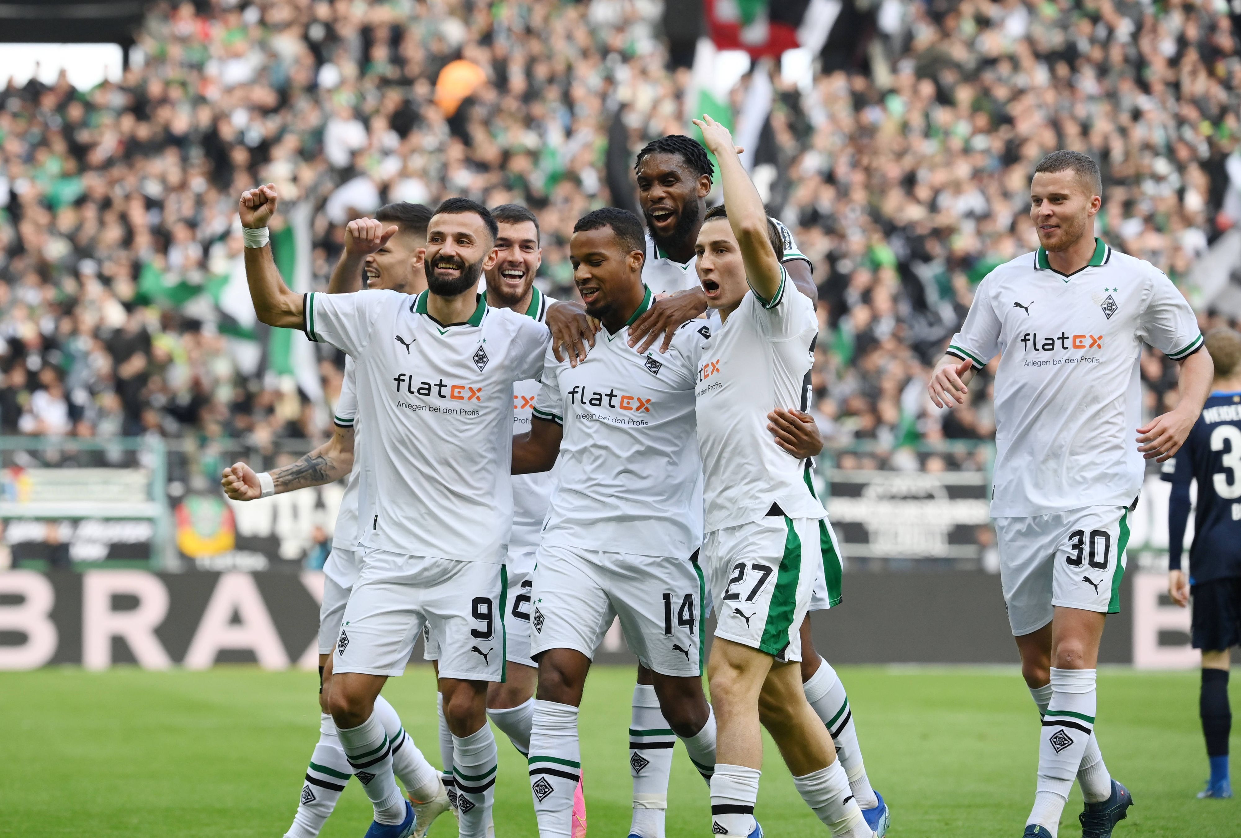 Die Spieler von Borussia Mönchengladbach bejubeln einen Treffer.