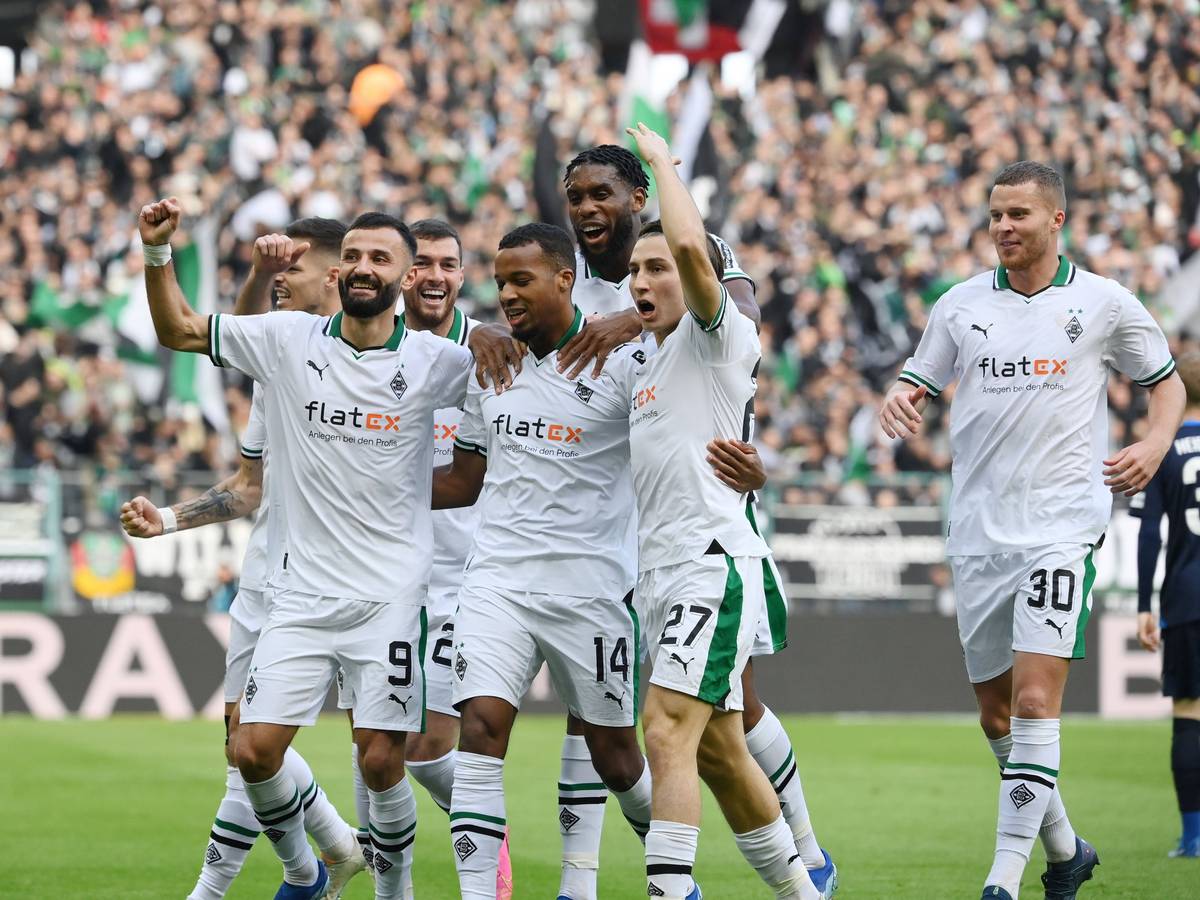 Die Spieler von Borussia Mönchengladbach bejubeln einen Treffer.