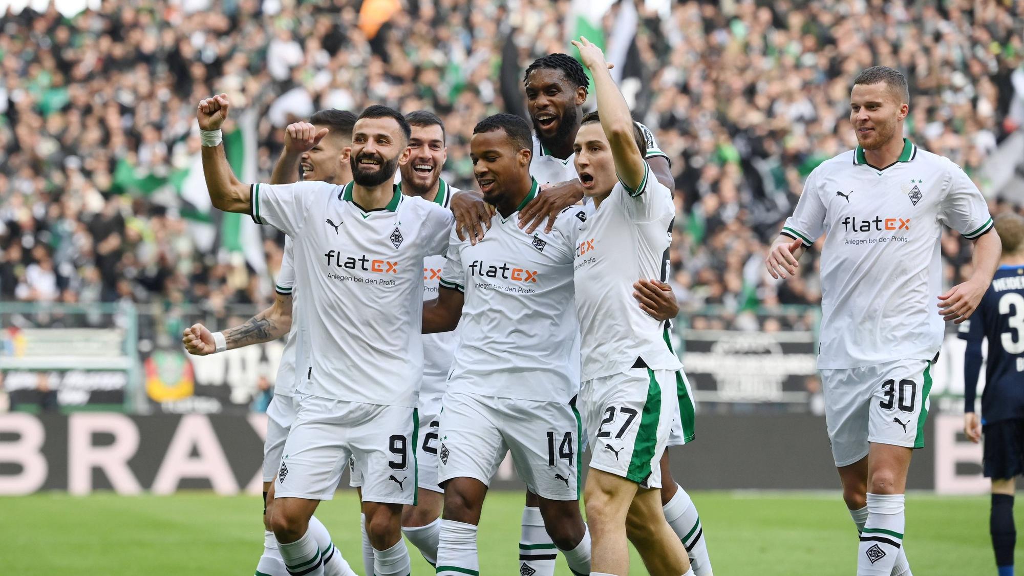 Die Spieler von Borussia Mönchengladbach bejubeln einen Treffer.