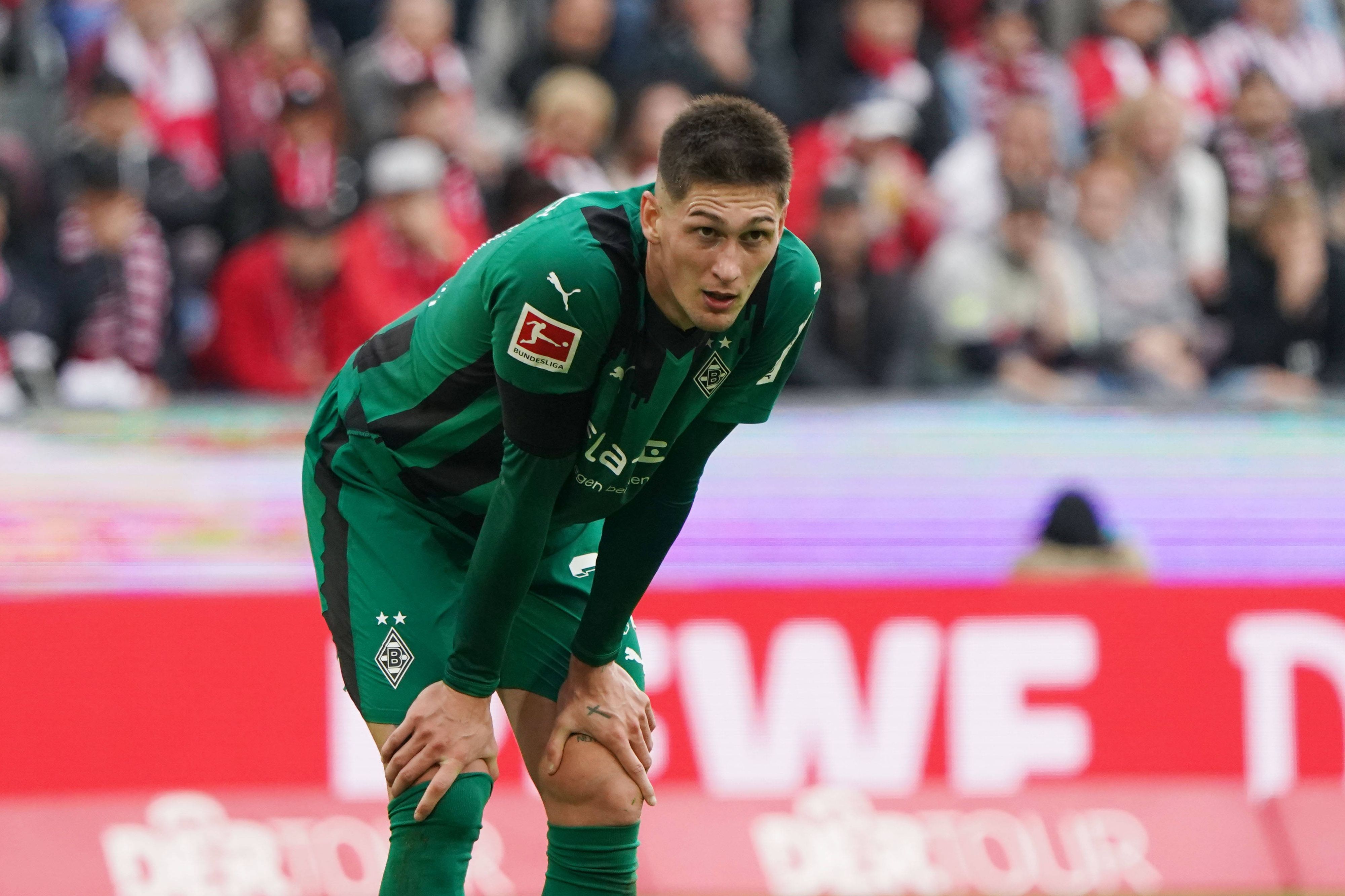 Tomas Cvancara blickt nach vorne und legt seine Hände auf die Knie.