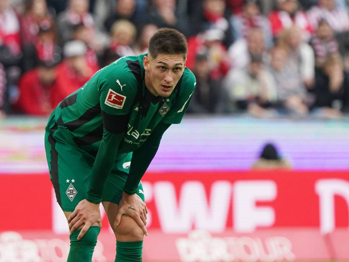 Tomas Cvancara blickt nach vorne und legt seine Hände auf die Knie.