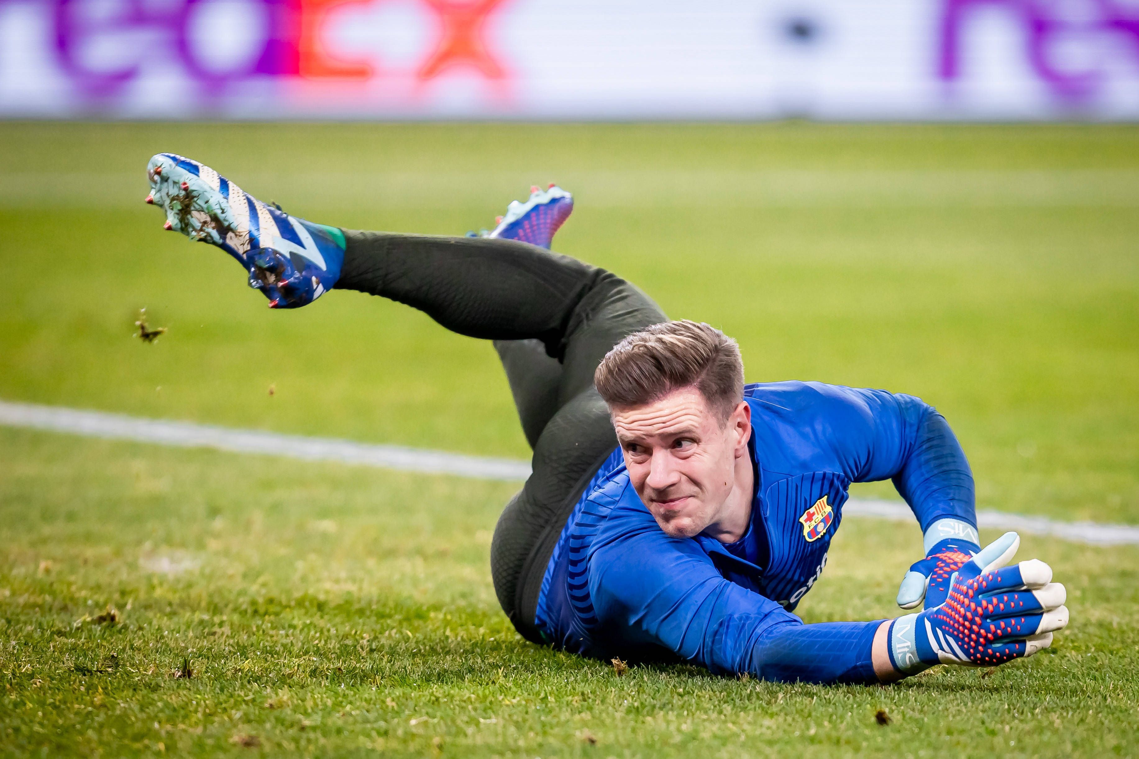Marc-André ter Stegen schaut genervt einen Schuss hinterher.