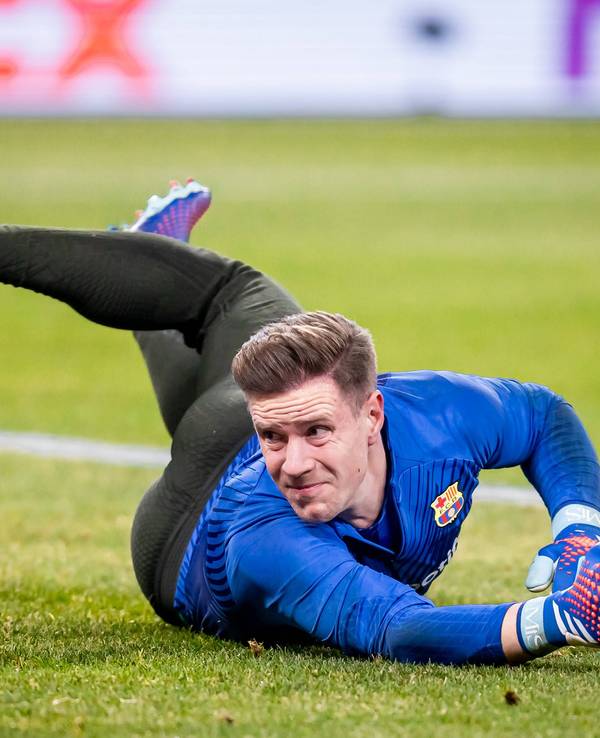Marc-André ter Stegen schaut genervt einen Schuss hinterher.