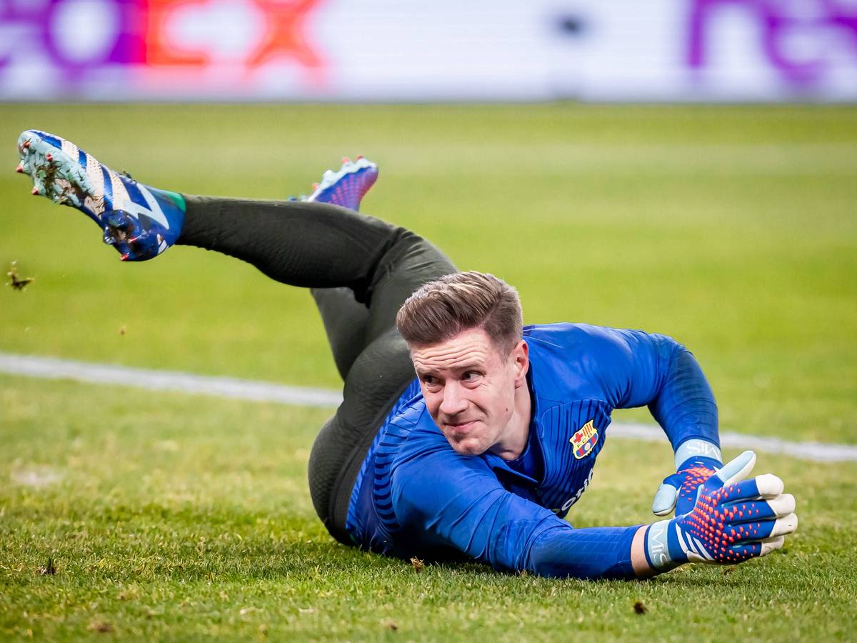 Marc-André ter Stegen schaut genervt einen Schuss hinterher.