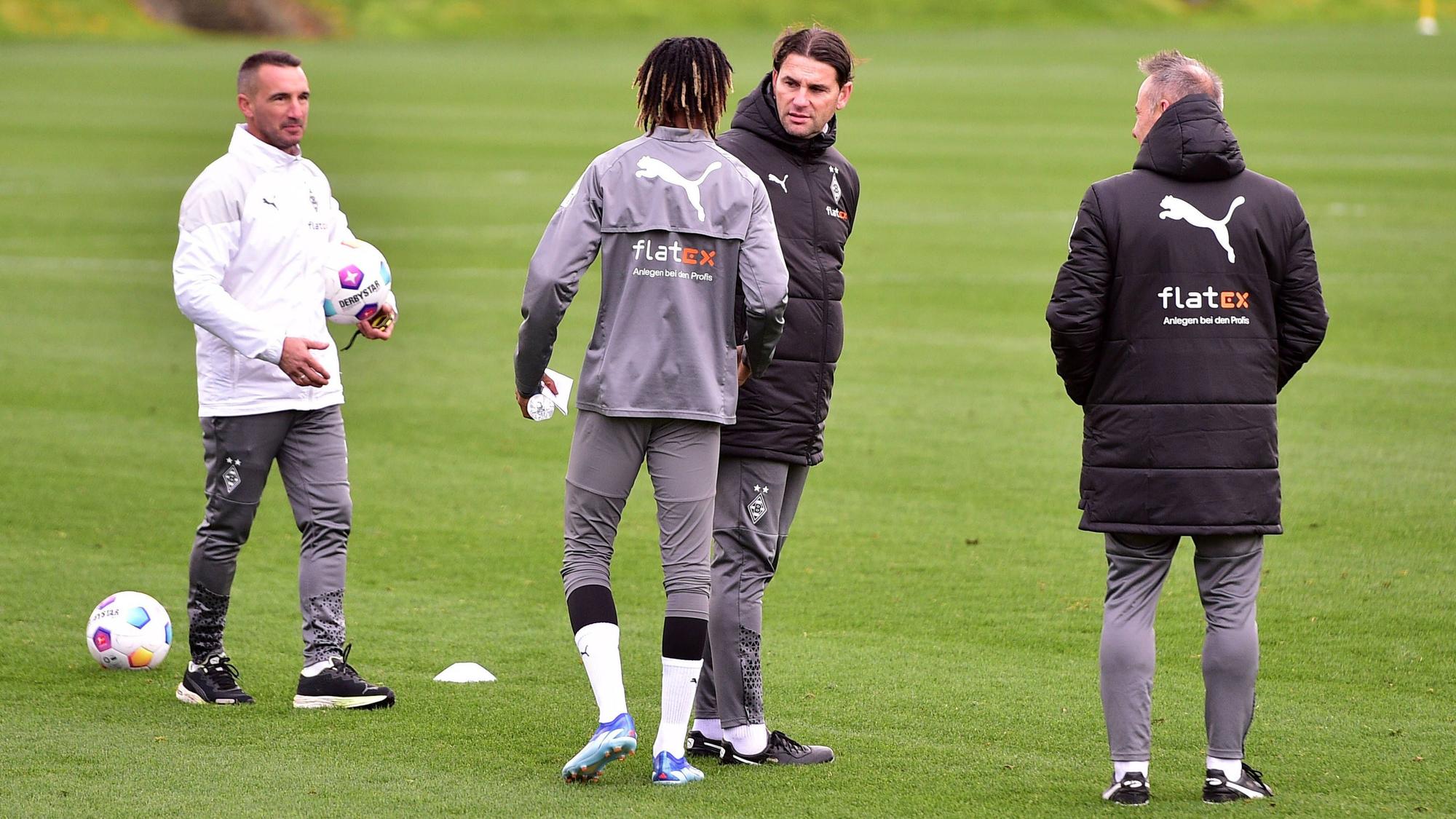 Gerardo Seoane begrüßt Yvandro Borges Sanches mit einem Handschlag auf dem Rasen.