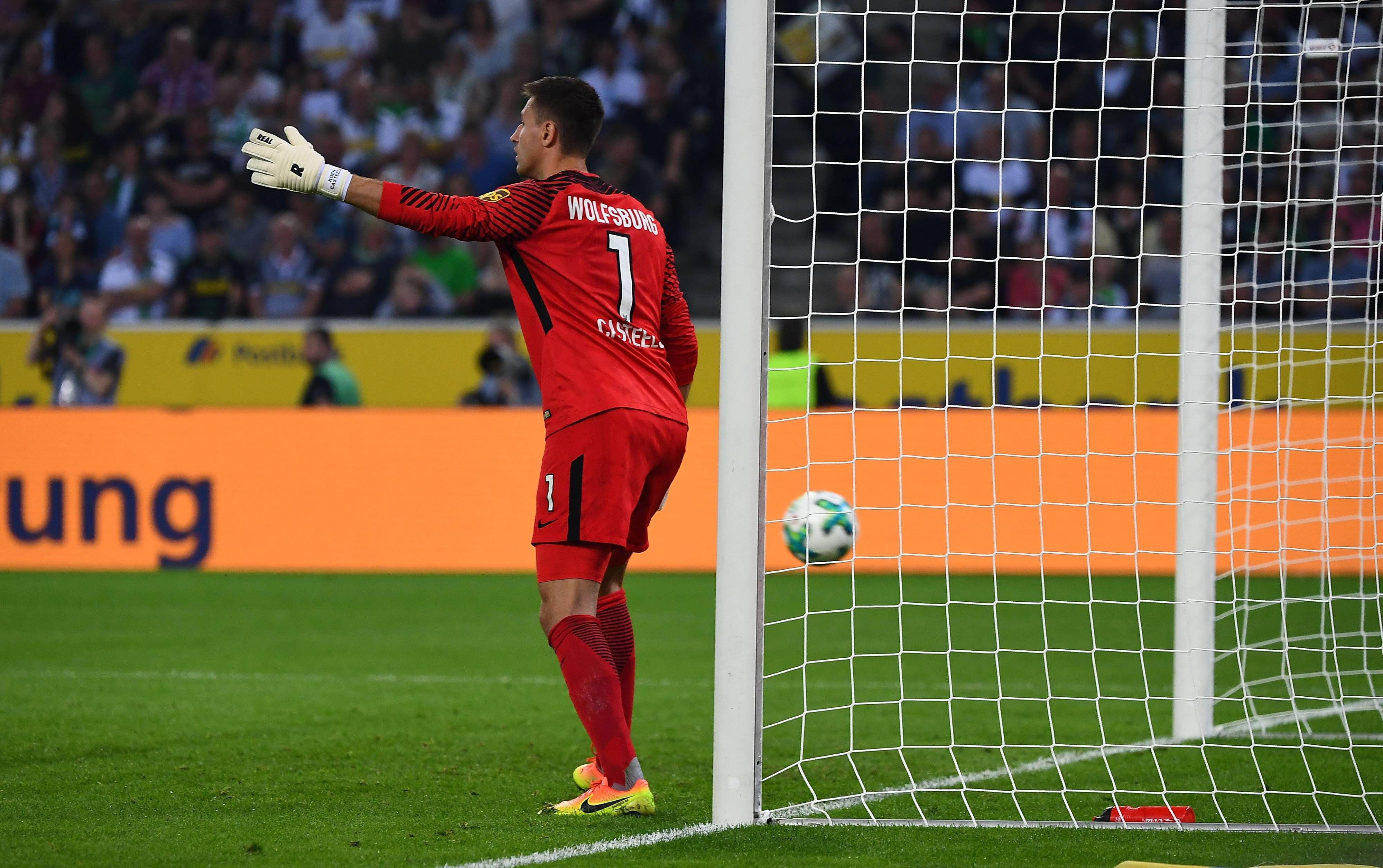 Koen Casteels stellt noch seine Mauer, während neben ihm schon der Ball im Tor einschlägt.