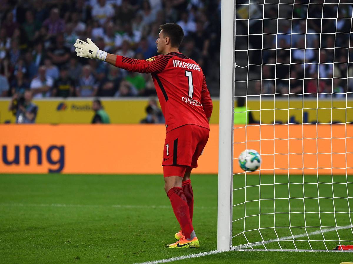 Koen Casteels stellt noch seine Mauer, während neben ihm schon der Ball im Tor einschlägt.