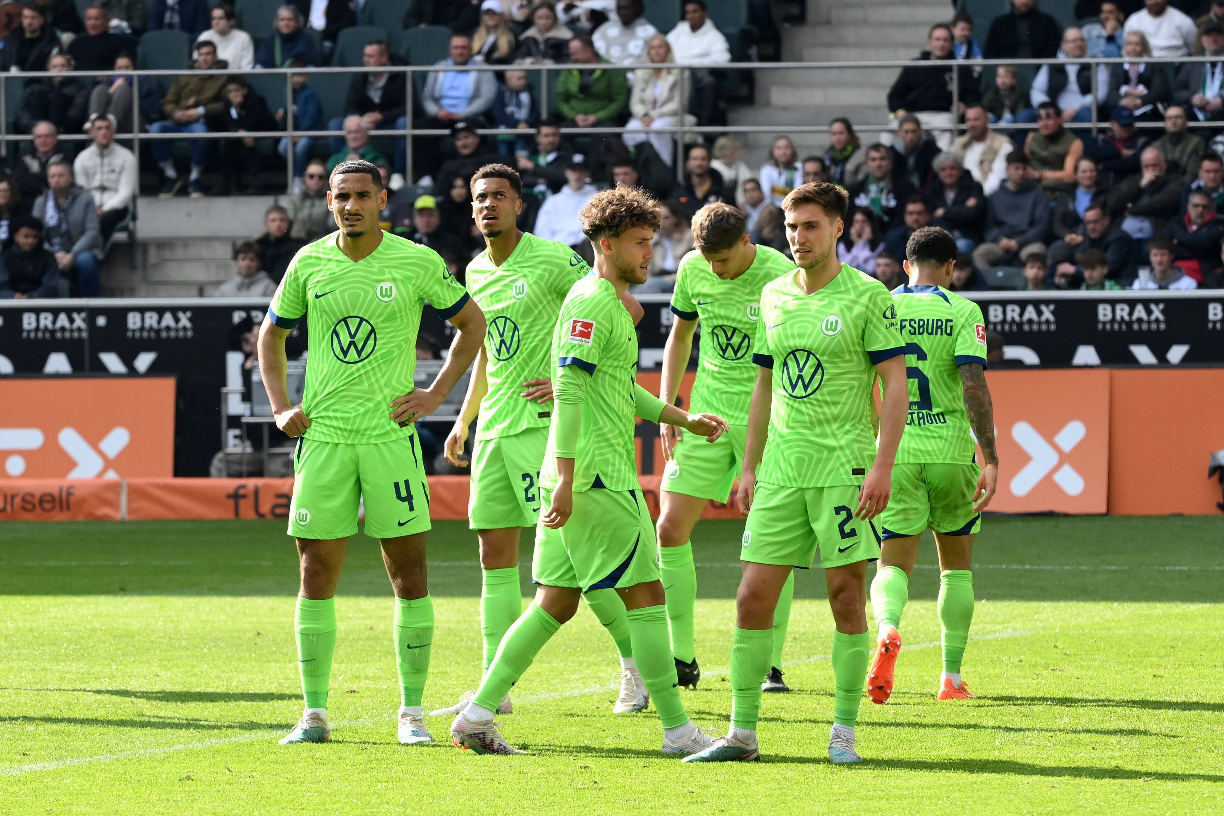 Die Wolfsburg-Spieler stellen sich für einen Eckball auf.